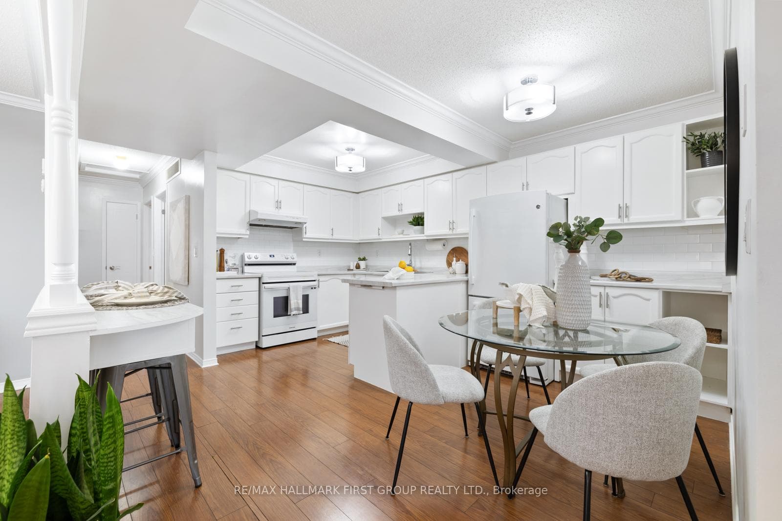 98 McFeeters Crescent photo 10