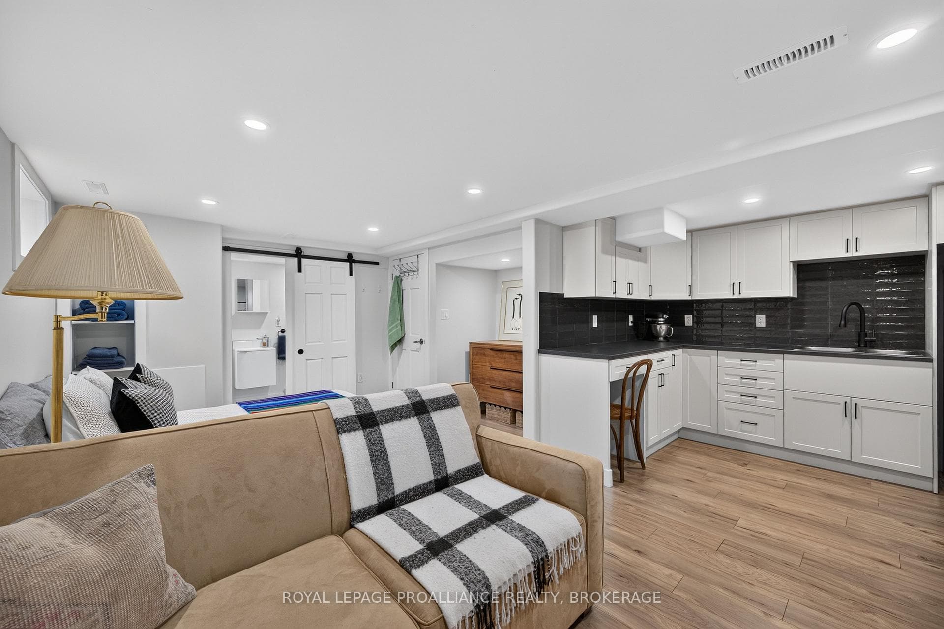 288 Yonge Street photo 32