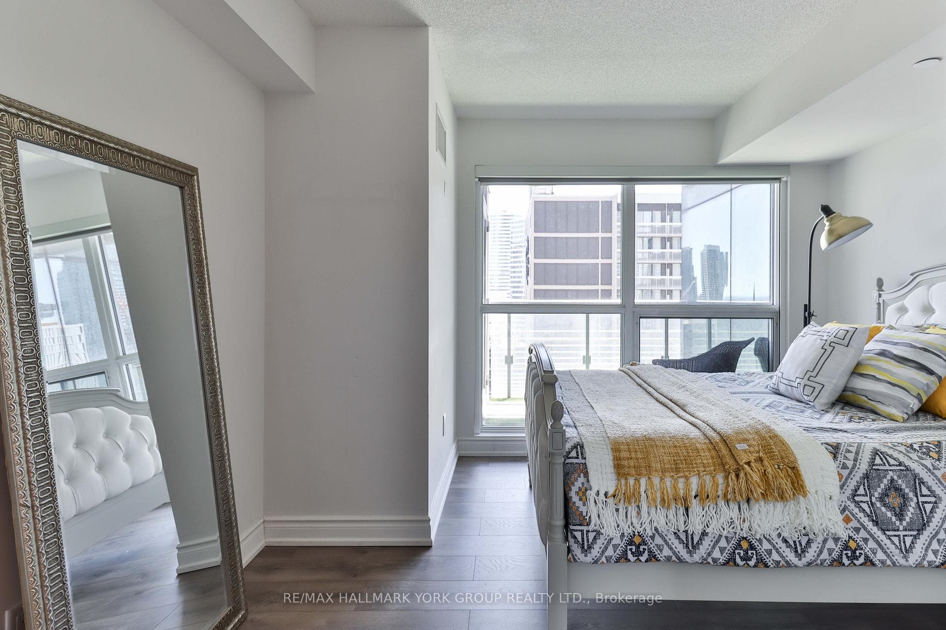386 Yonge Street Unit 1607 photo 14
