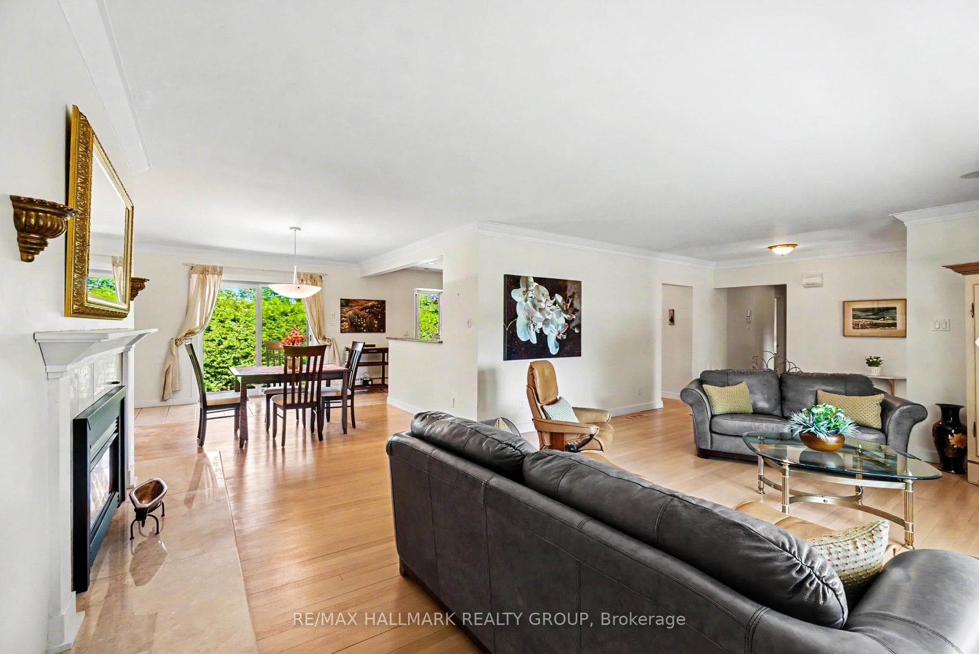 Hardwood flr and open concept layout