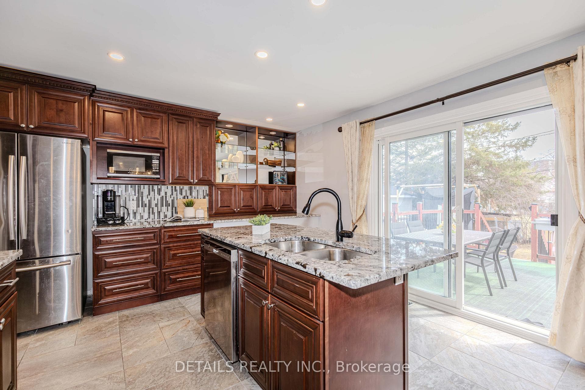 7 Kerry Crescent photo 9