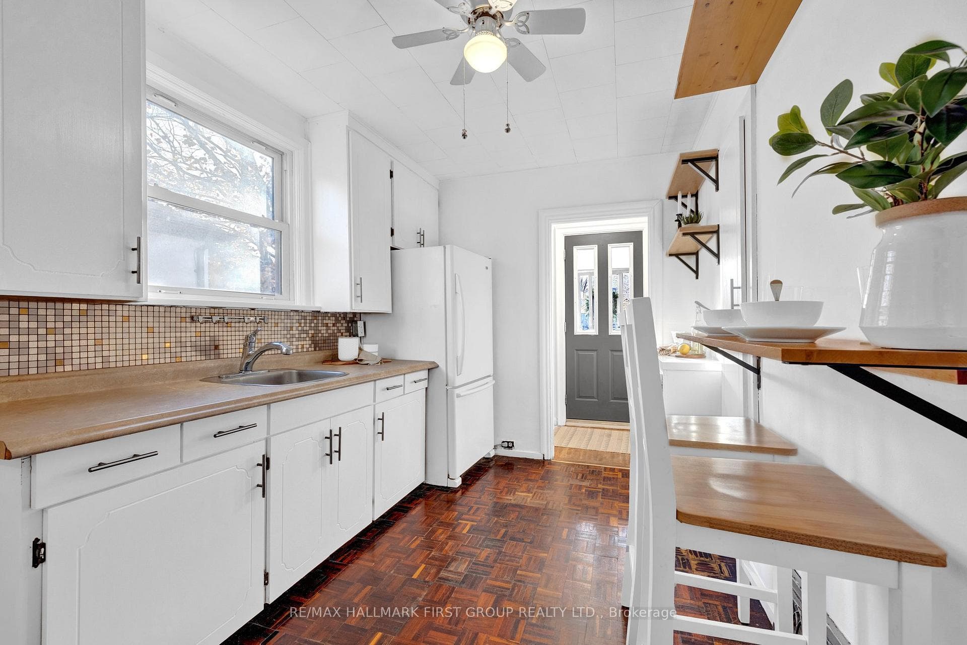 361 Leslie Street photo 7