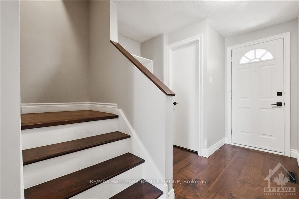 907 ELMSMERE Road Unit A photo 16