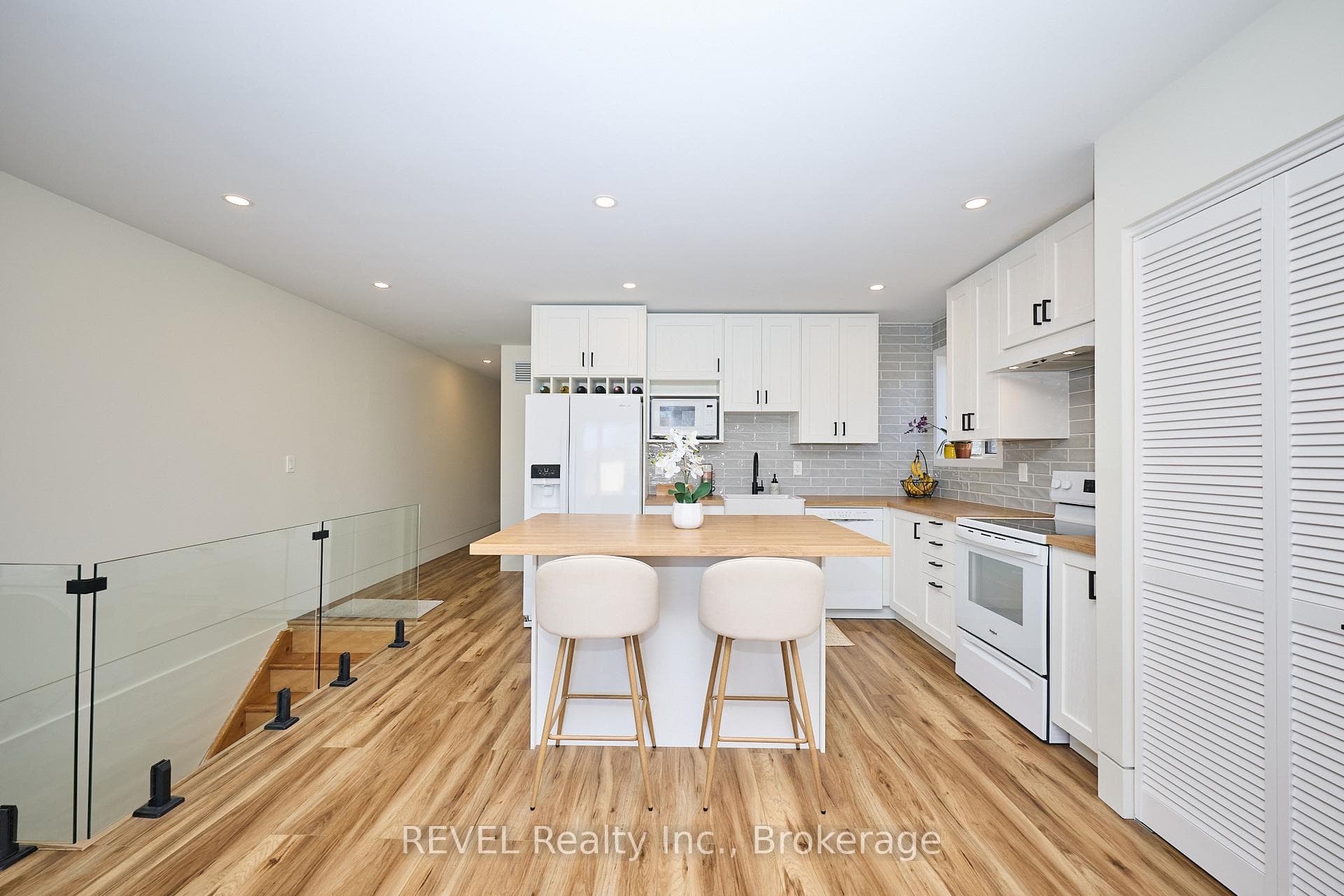 141 Douglas Street photo 5