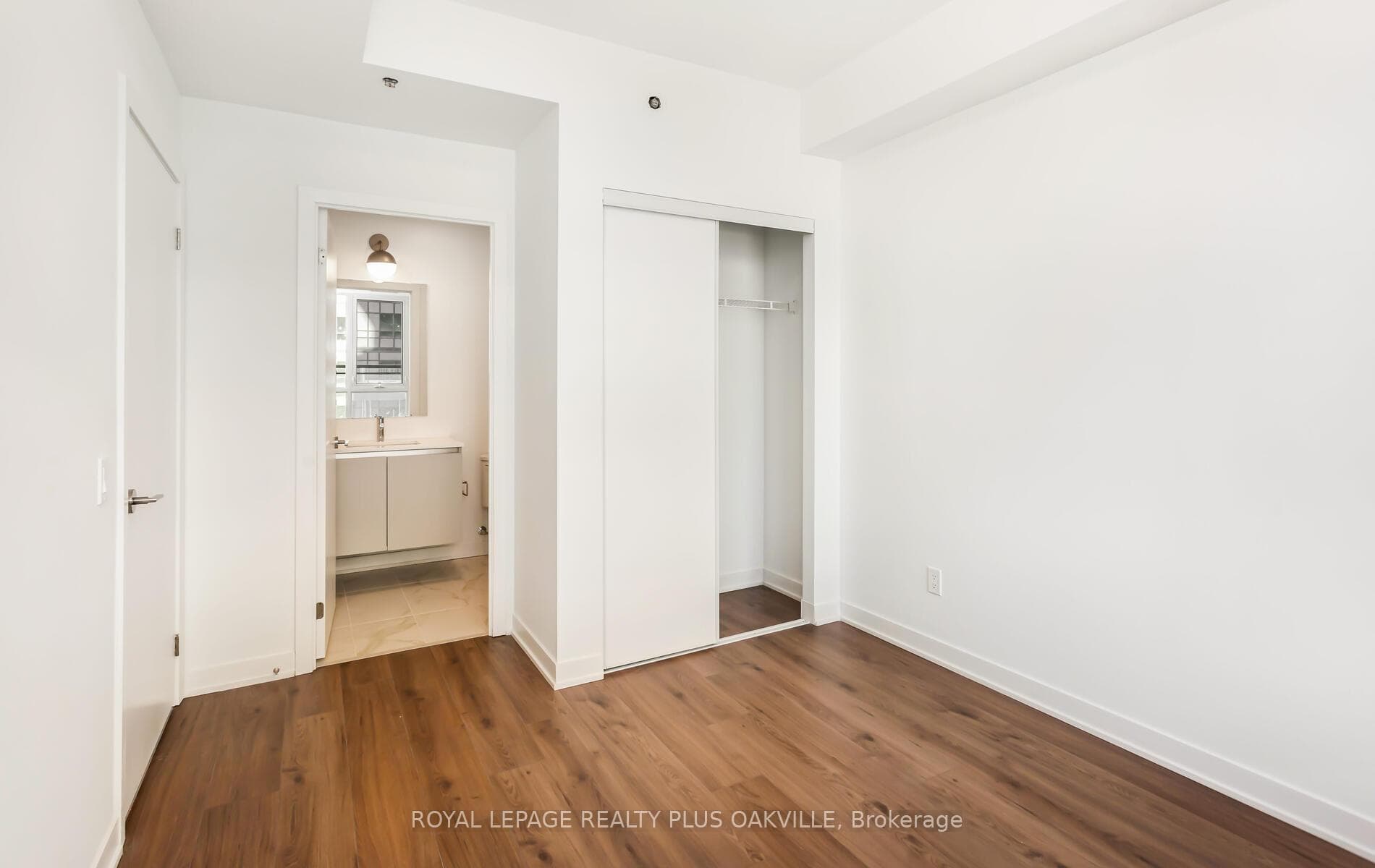 405 Dundas Street Unit 425 photo 36