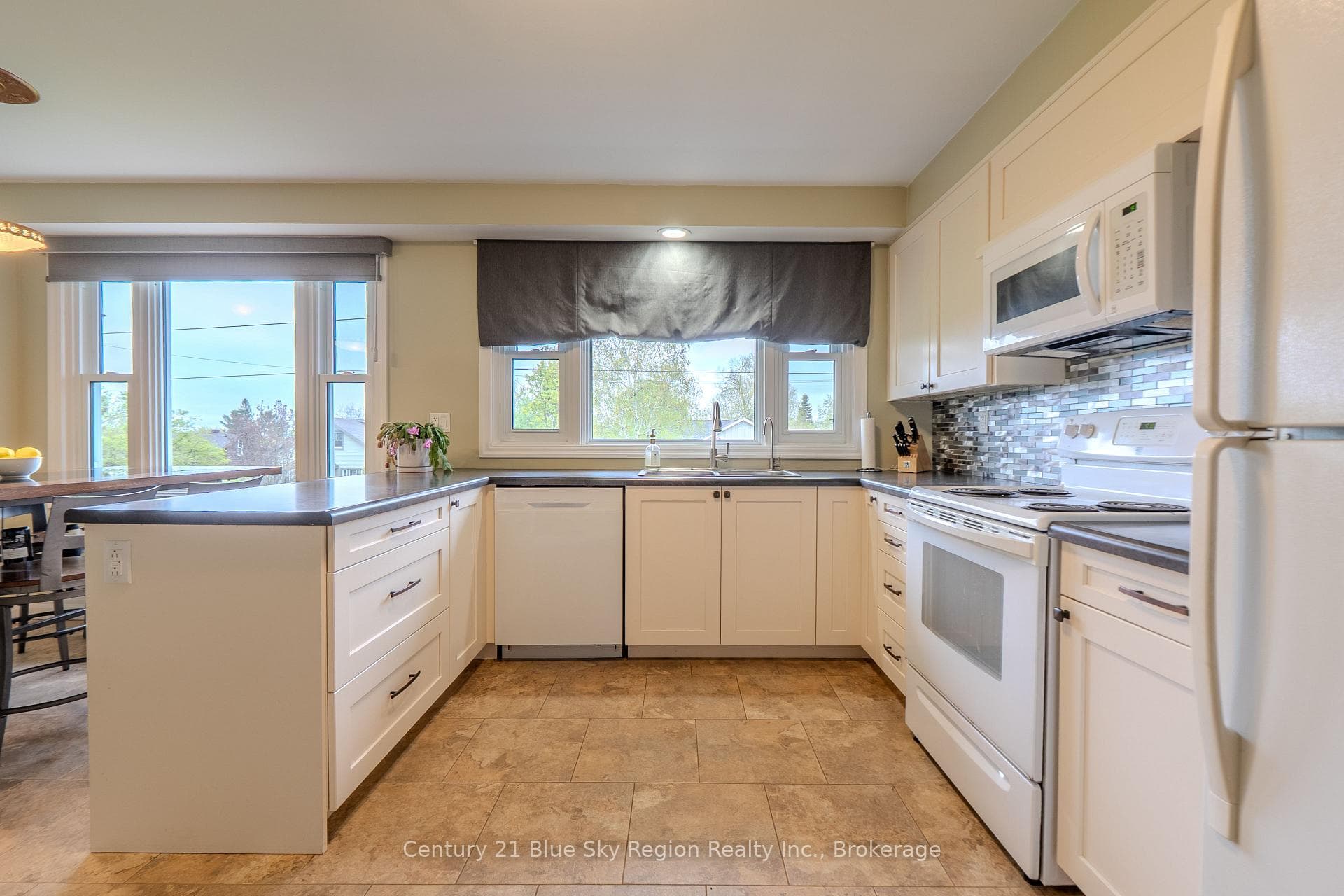 1052 COPELAND Street photo 7
