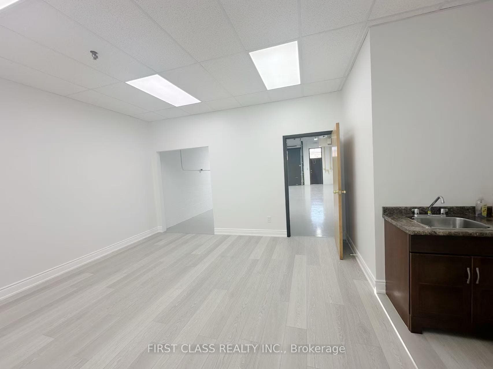 190 Don Park Road Unit 15 photo 4