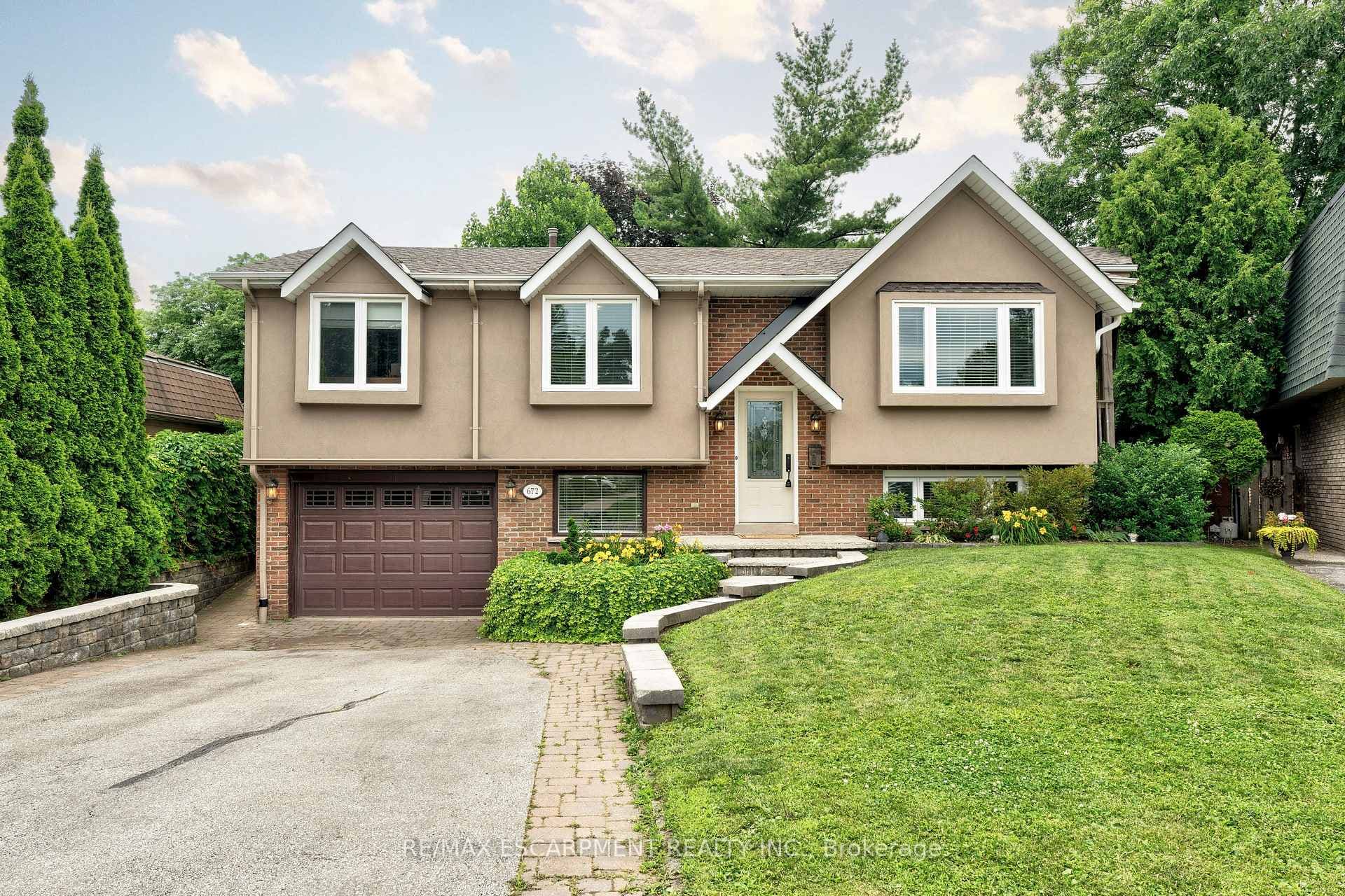 672 Maclaren Drive photo 1