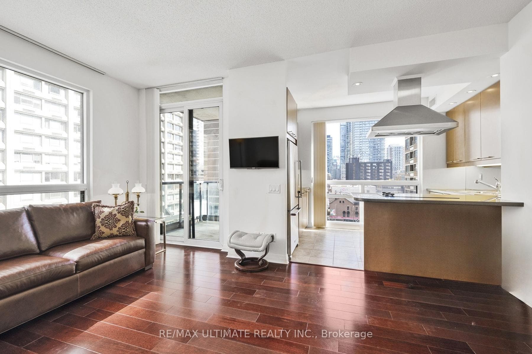 1121 Bay Street Unit 707 photo 1