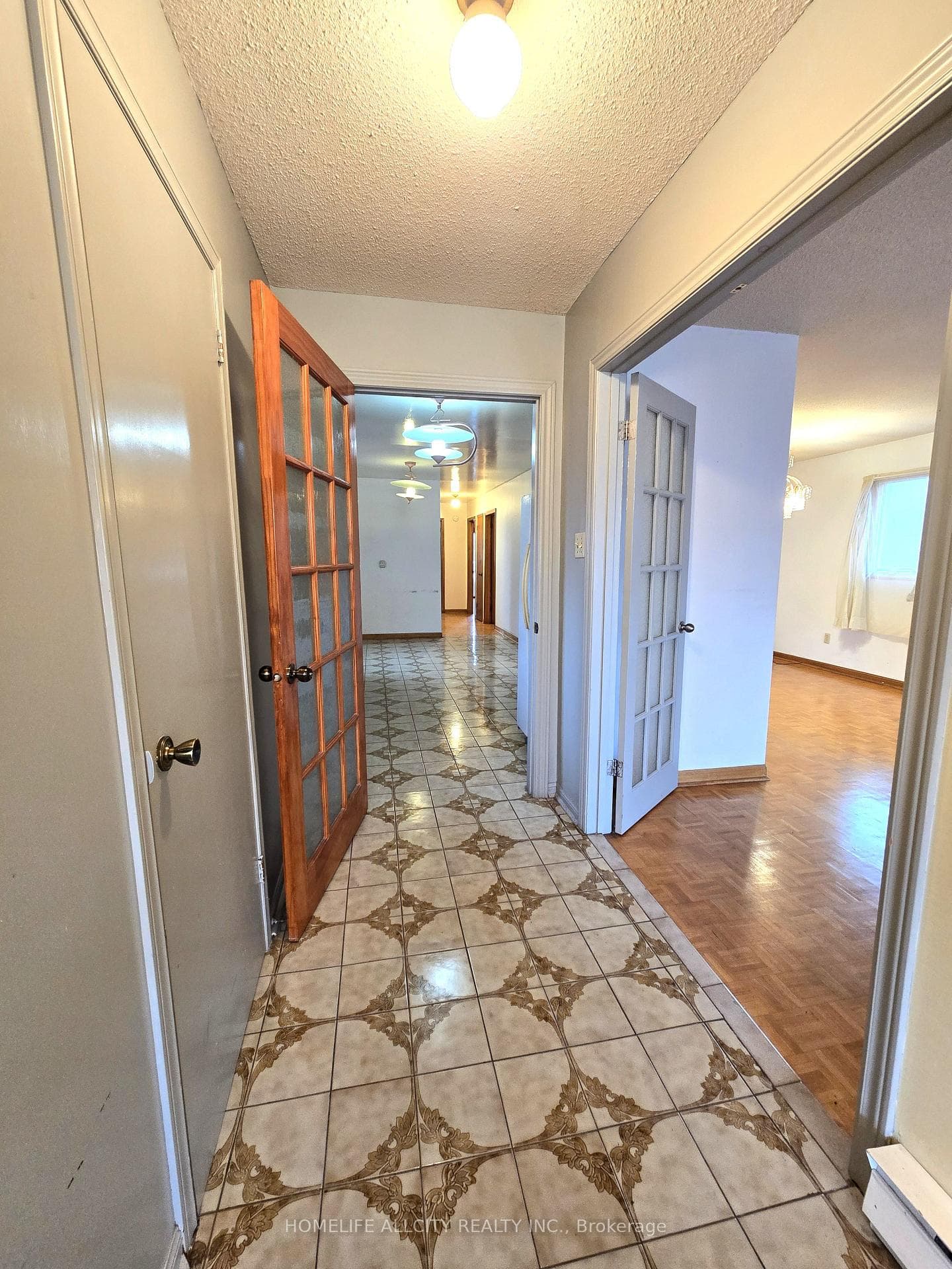 Walk through to kitchen/living