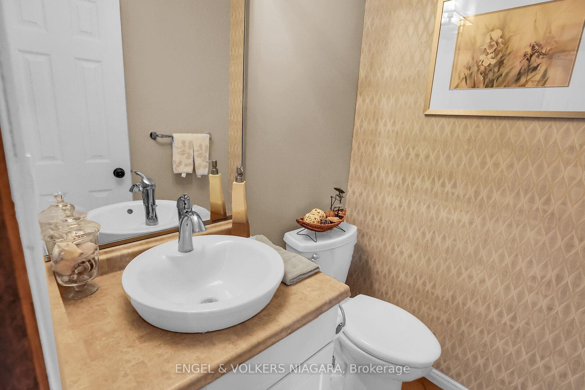 15 Butler Crescent photo 14