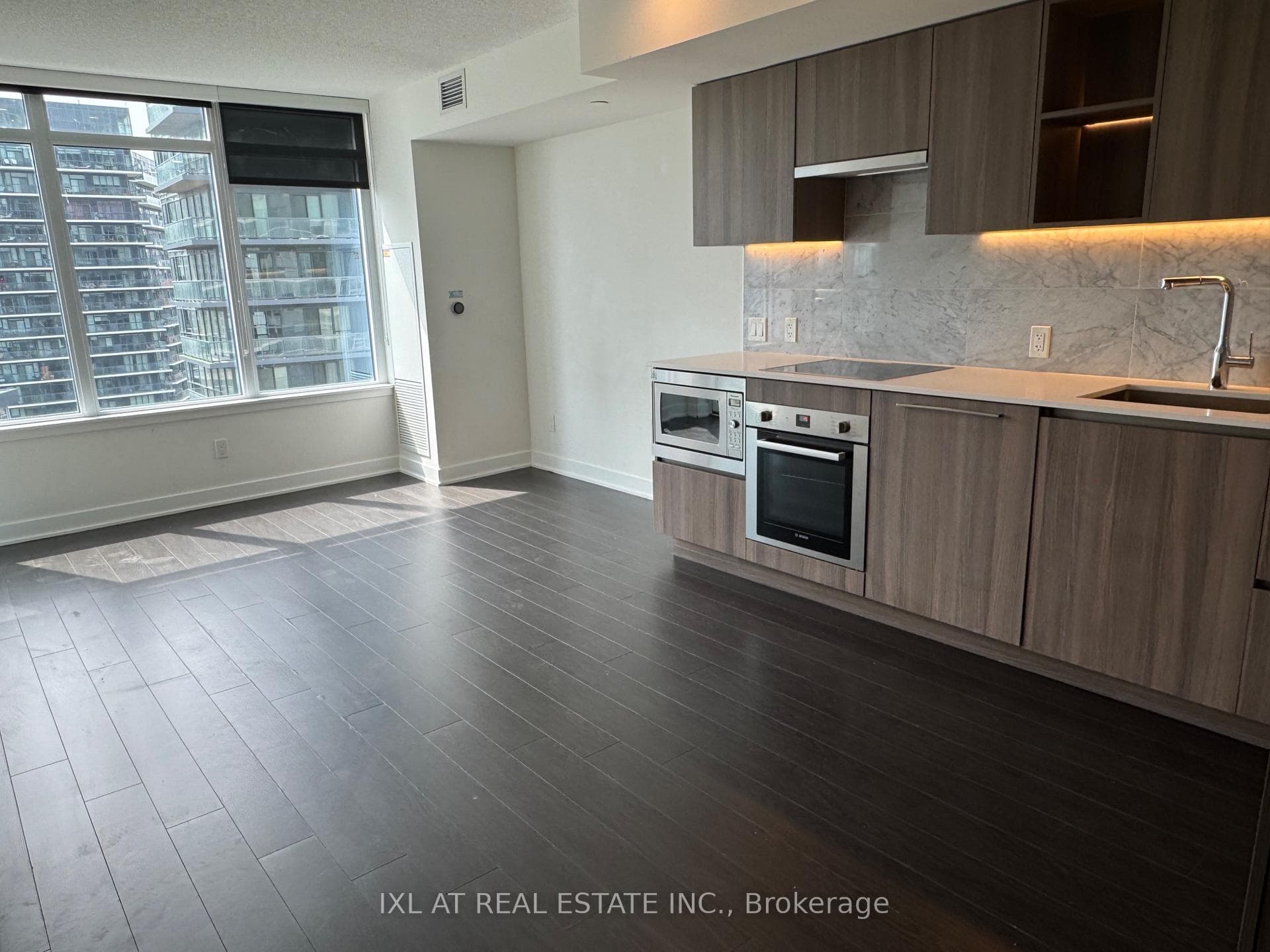 19 Bathurst Street Unit 2215 photo 1