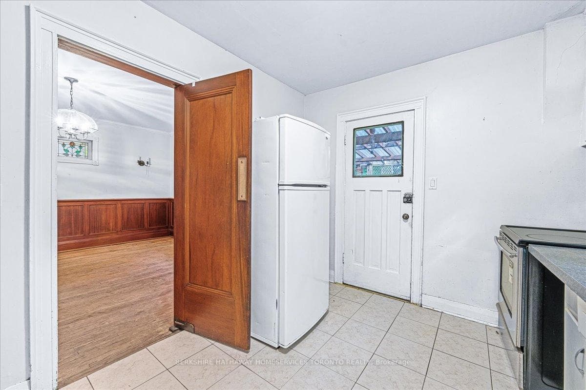 589 Oriole Parkway photo 9