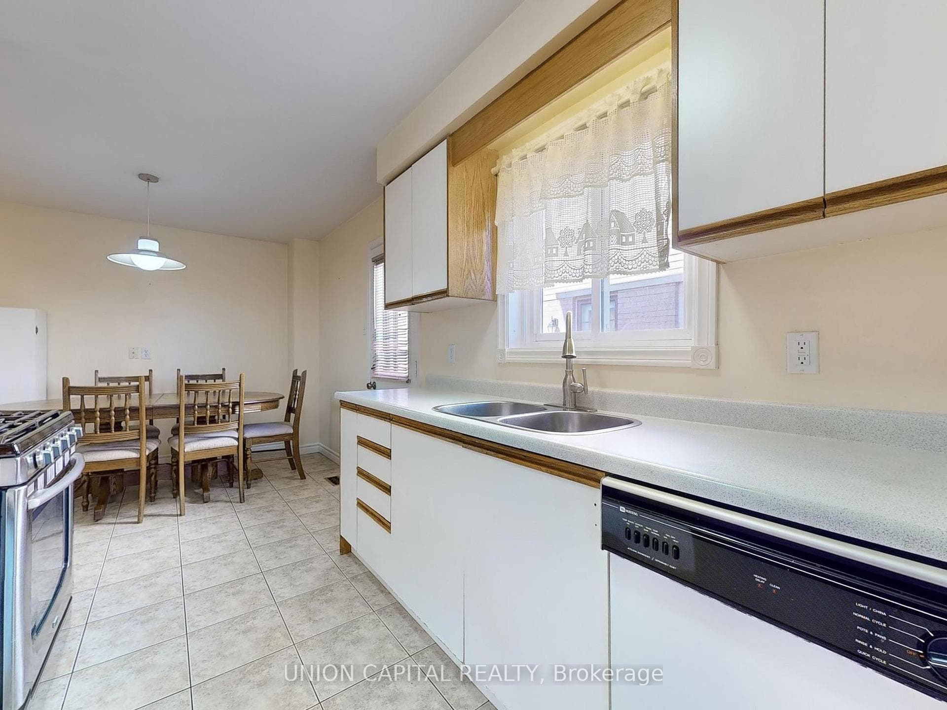 114 NEWBRIDGE Crescent photo 12