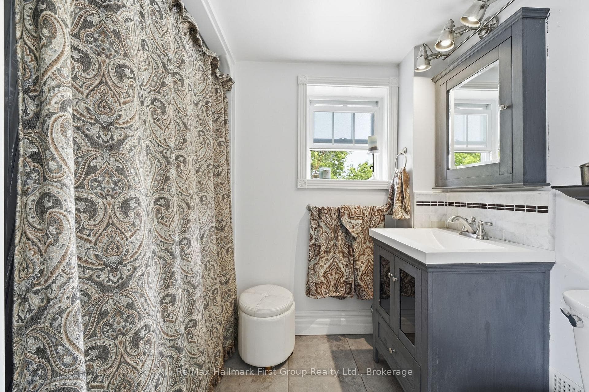 Upper Level 4 PC Bath
