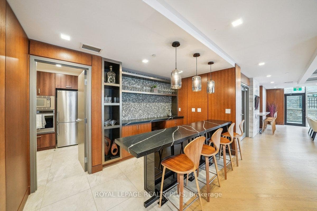 1575 Lakeshore Road Unit 117 photo 32