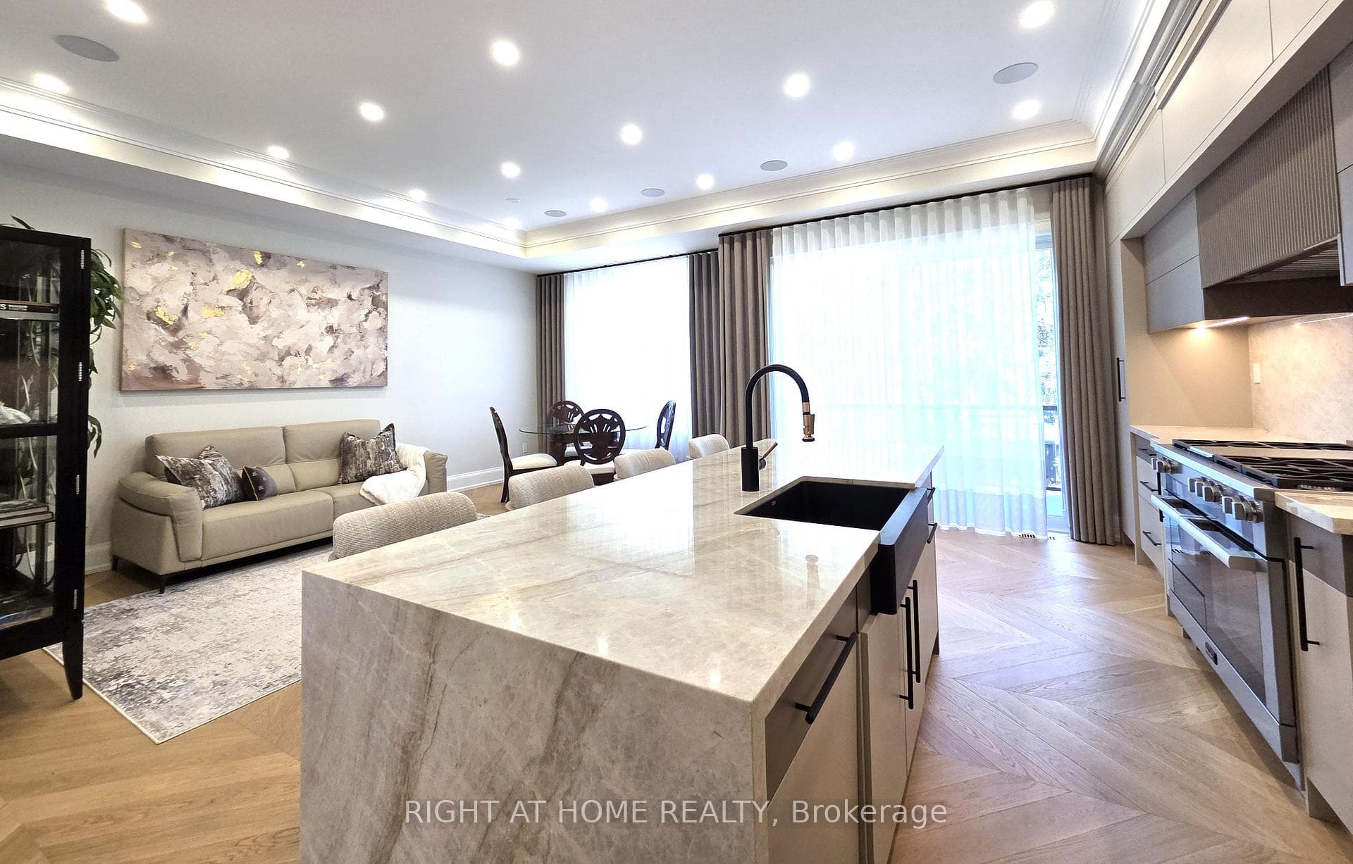 586 Broadway Avenue photo 12