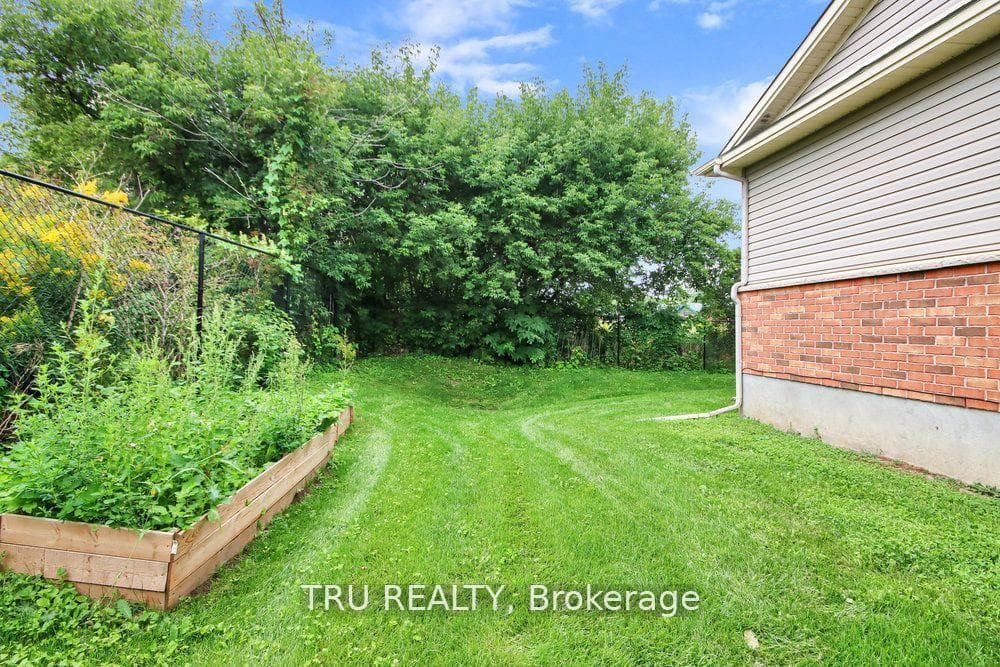 108 Villageview Private photo 34