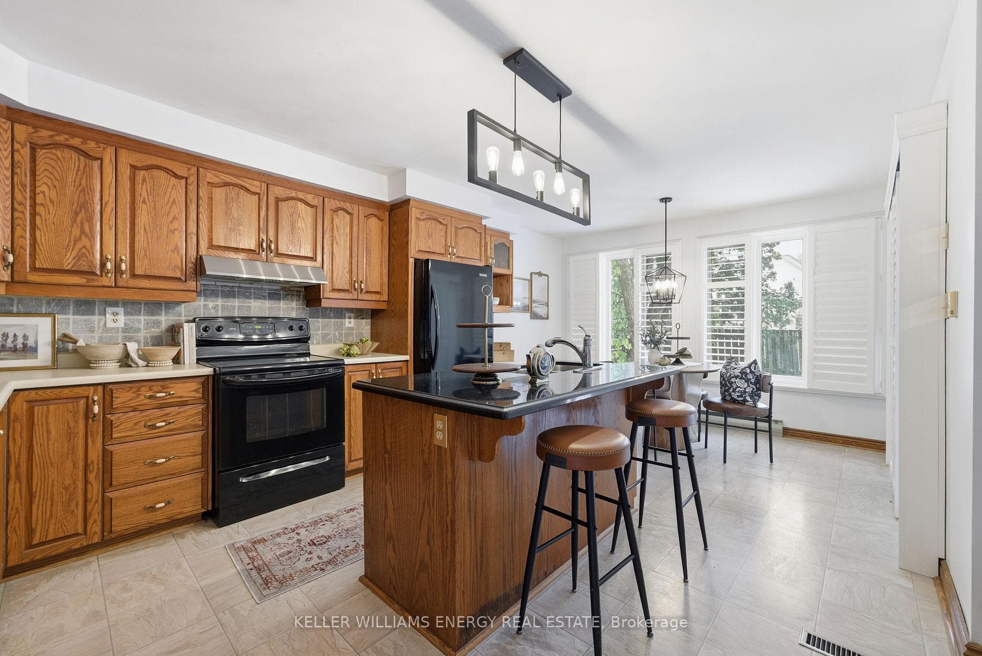 738 Greenbriar Drive photo 10