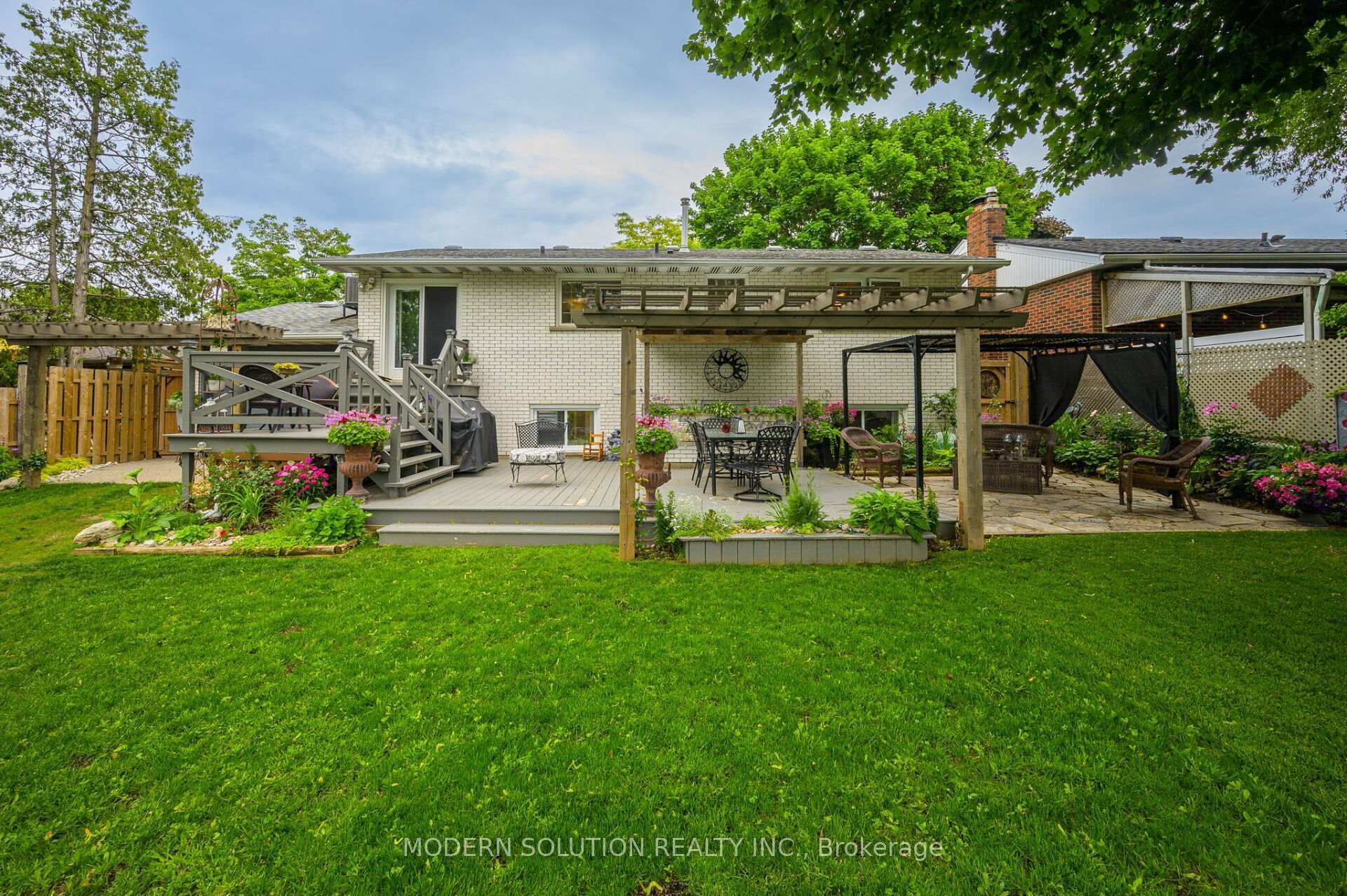 389 Maple Avenue photo 33