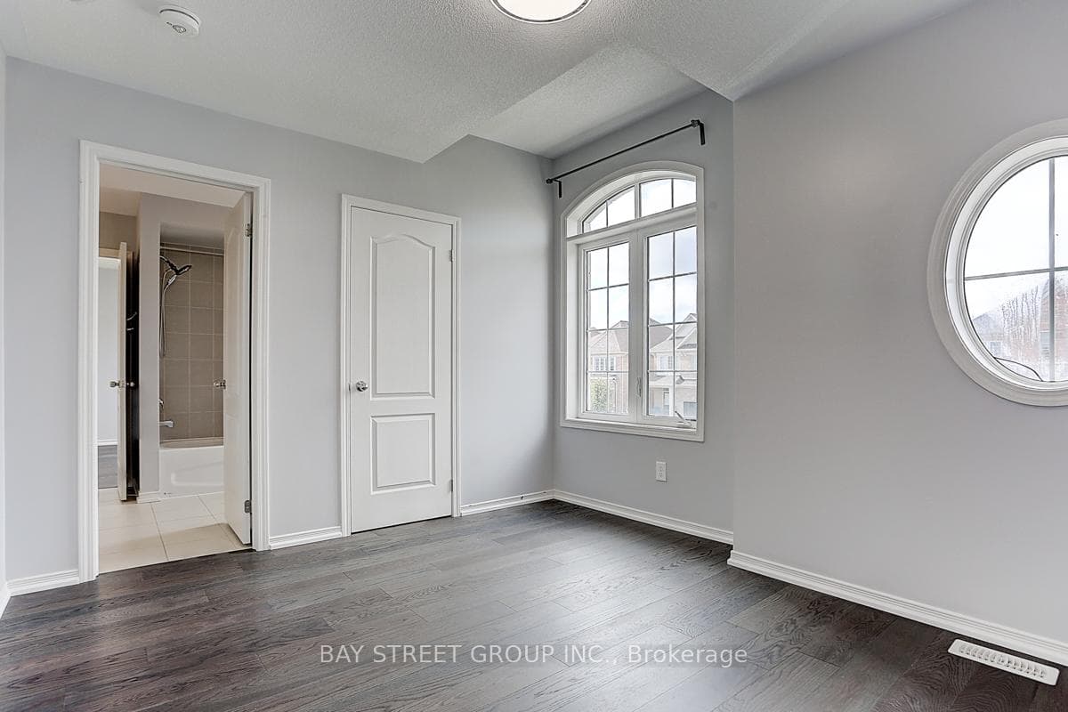 2433 Equestrian Crescent photo 31