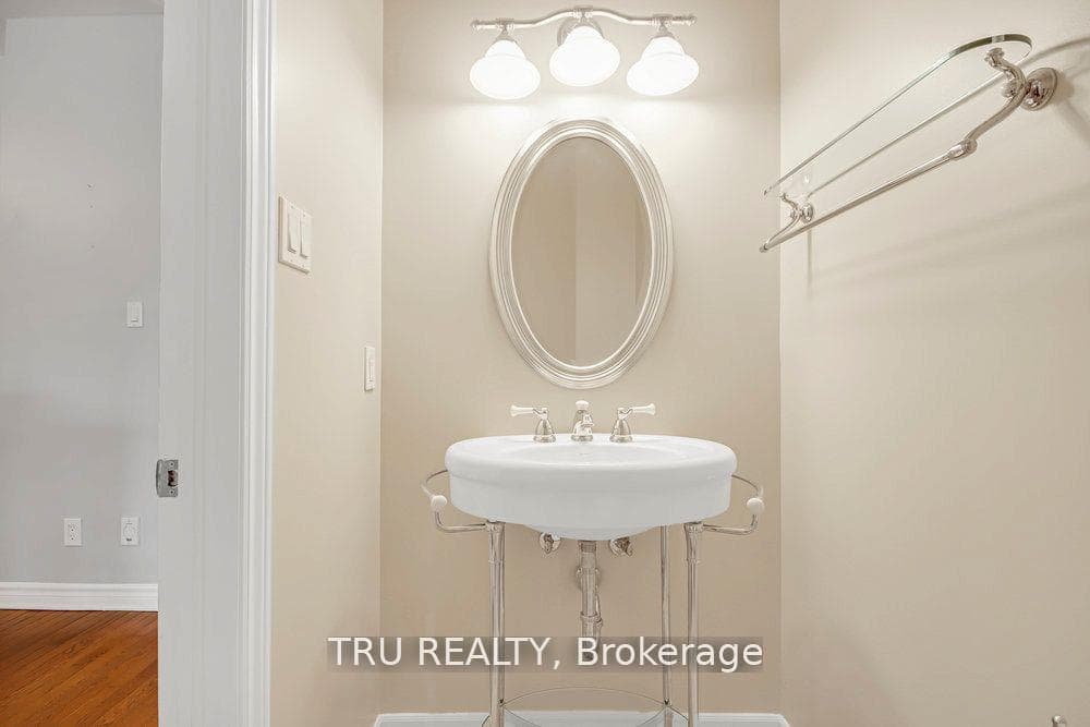 108 Villageview Private photo 15