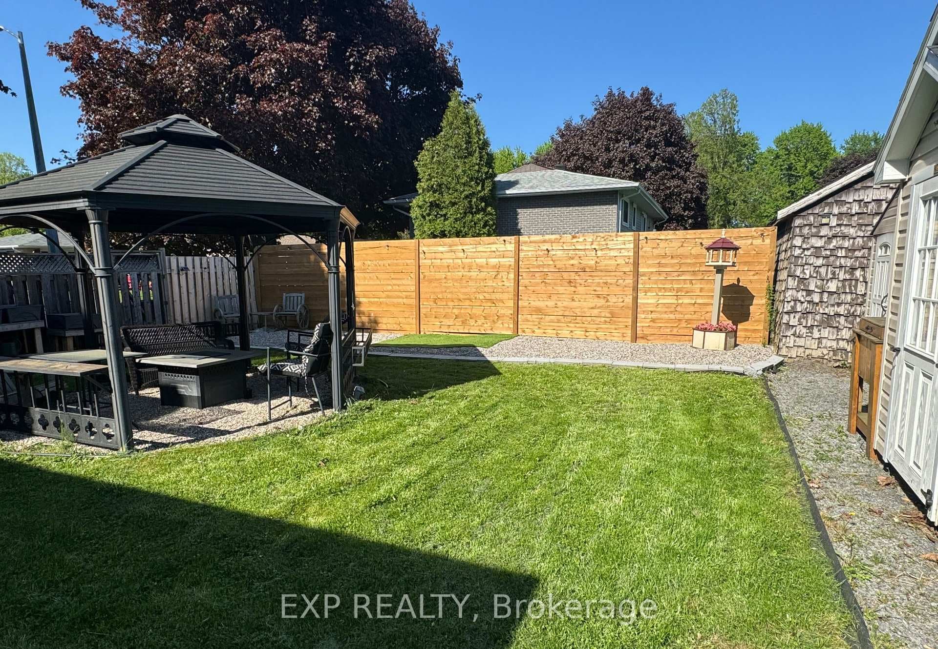 735 Montcalm Court photo 23