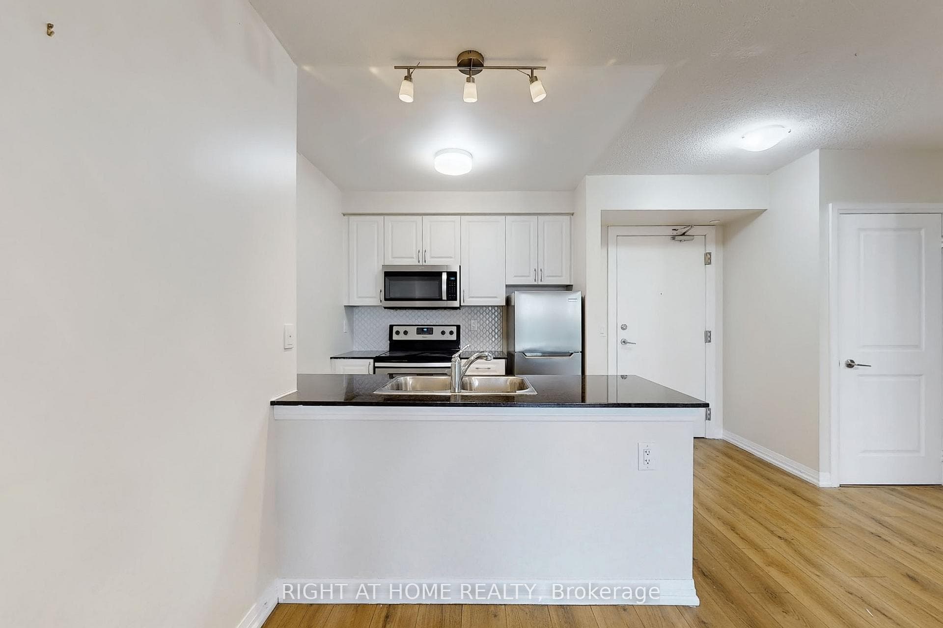 741 Sheppard Avenue Unit 610 photo 20