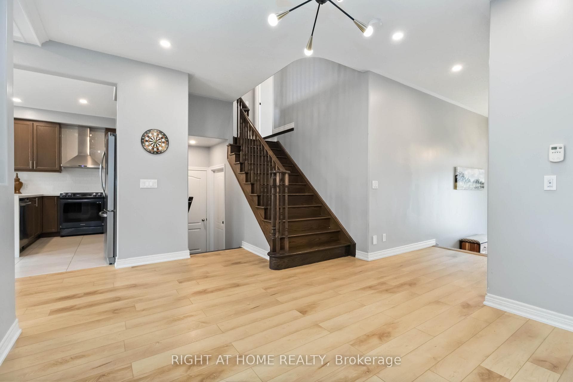 225 Blackwell Crescent photo 8