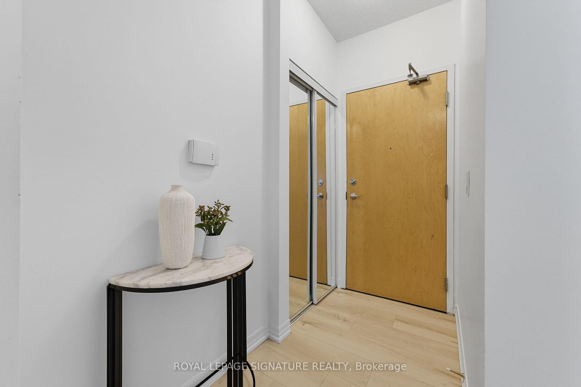 220 Burnhamthorpe Road Unit 2702 photo 2