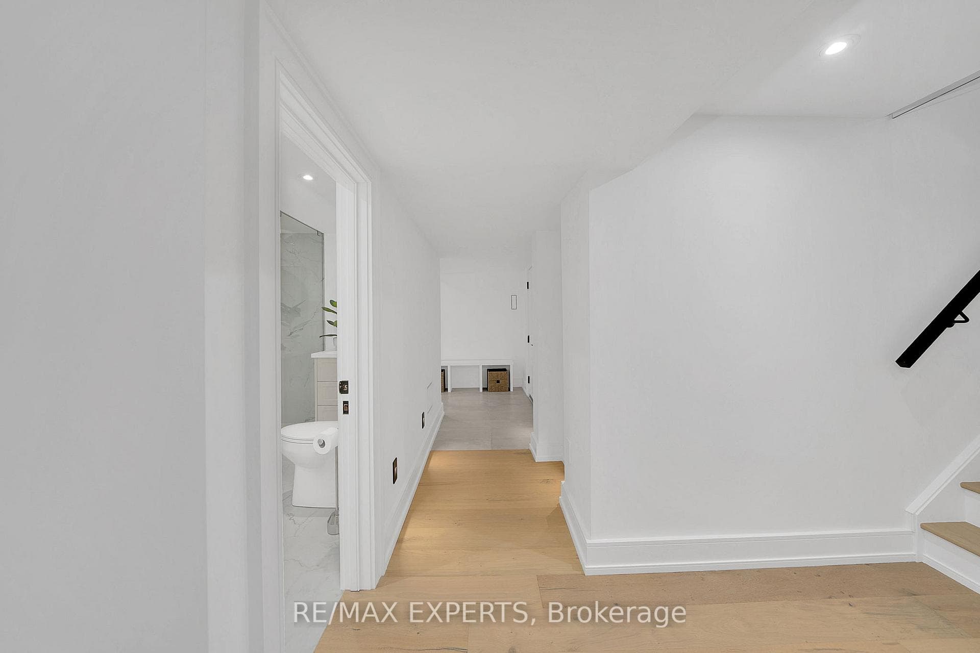 348 Marple Crescent photo 32