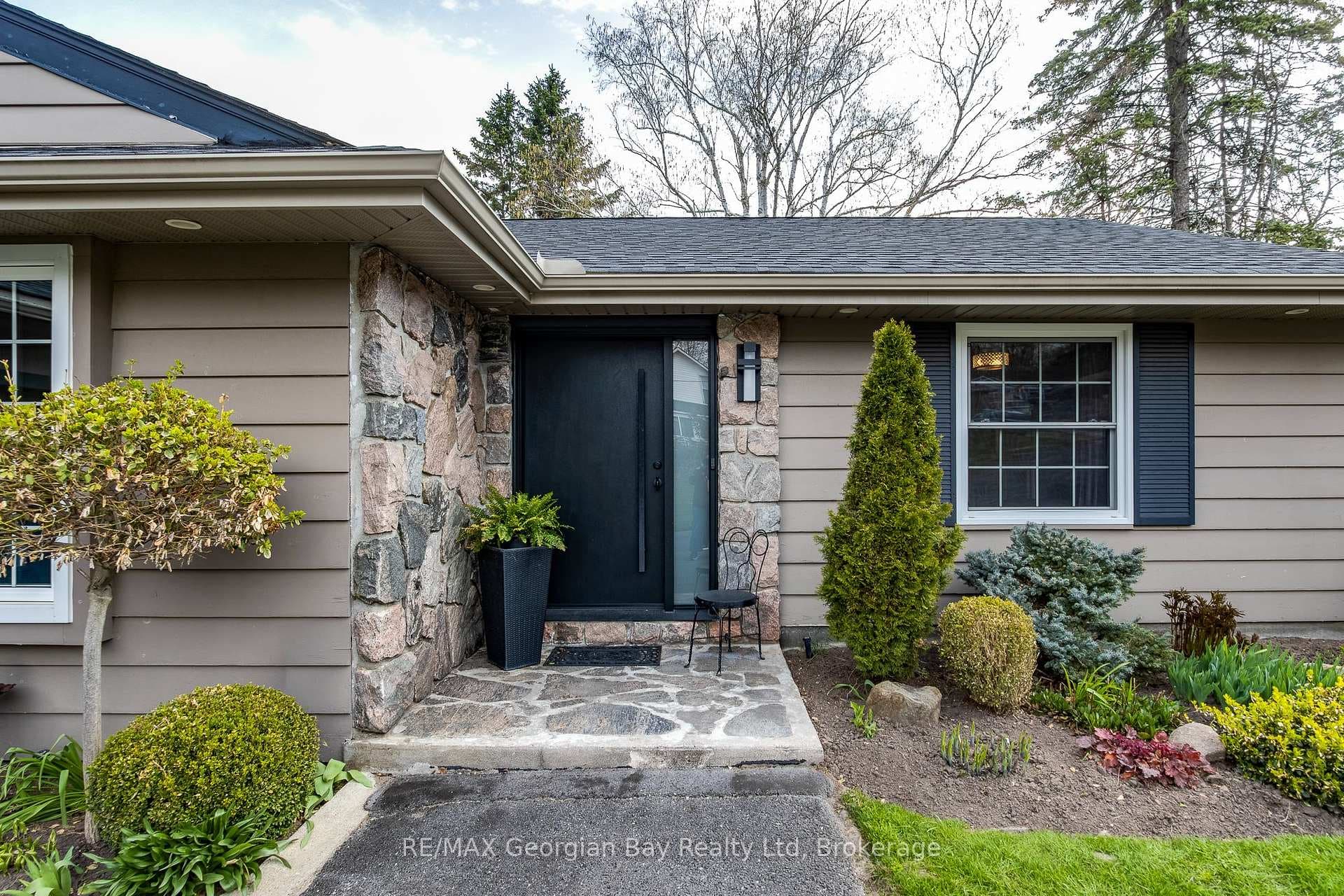 736 Victoria Street photo 2
