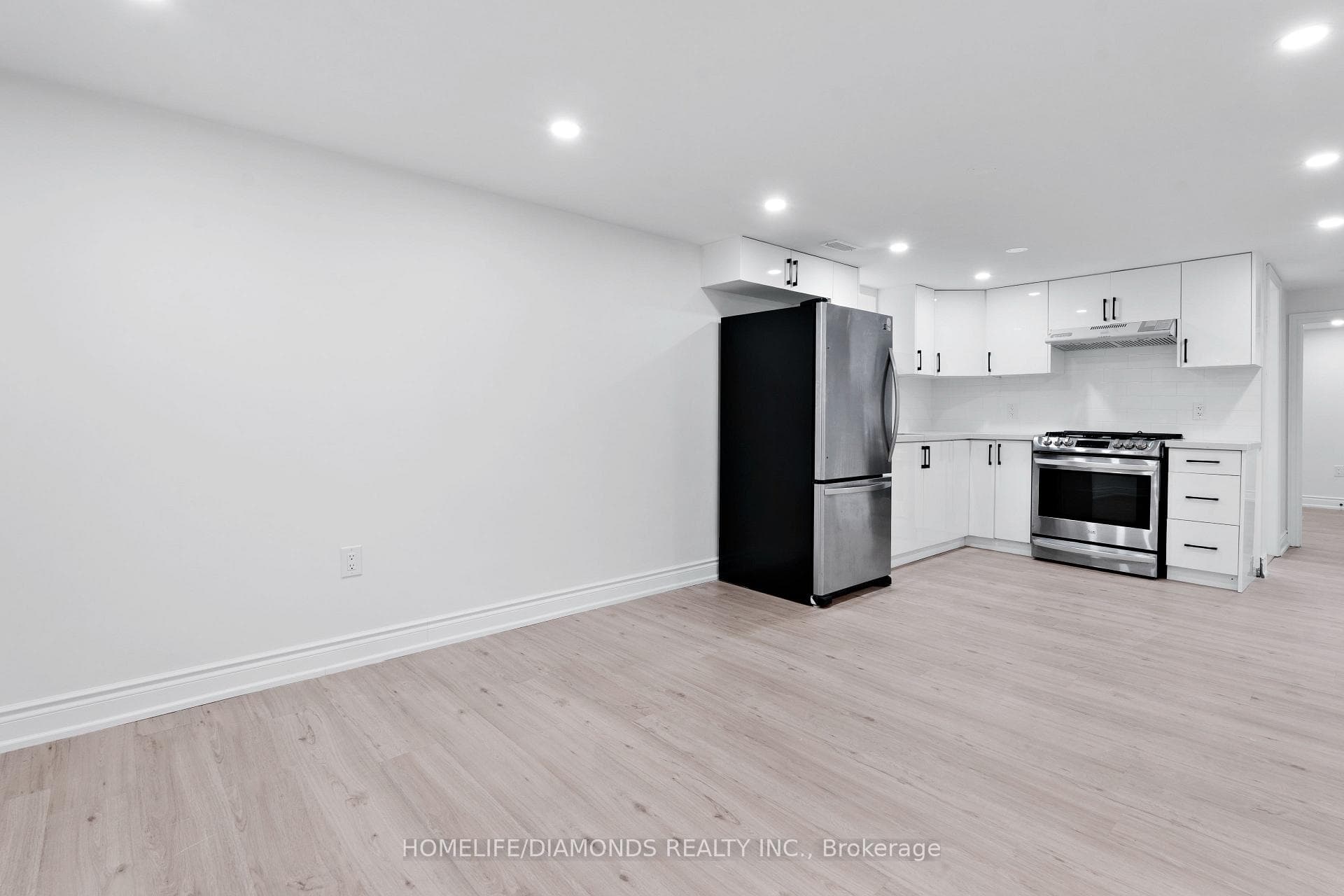 210 MACKAN Street photo 28