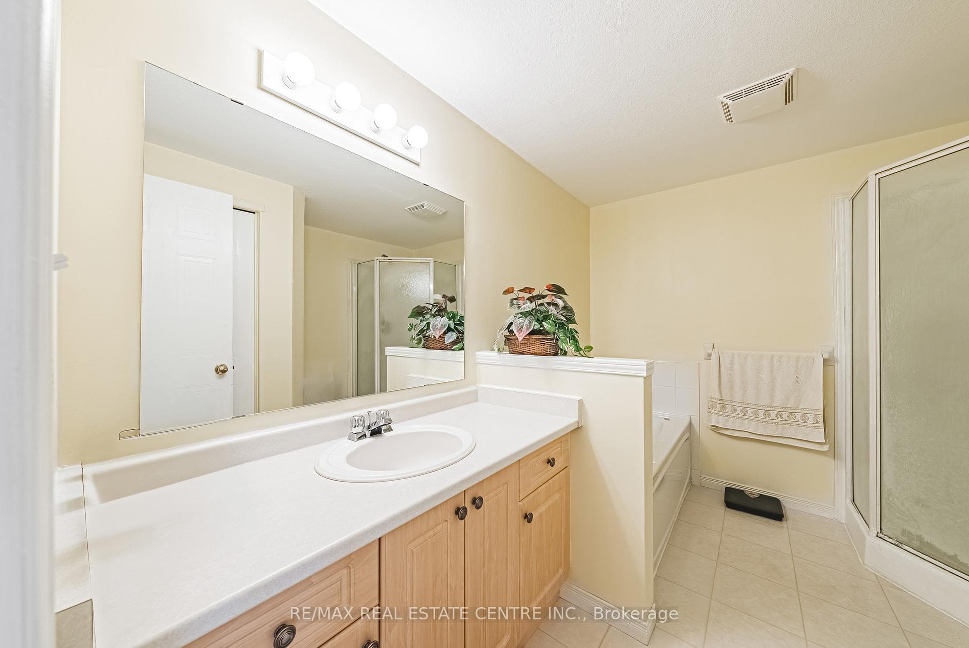 65 Foxglove Crescent photo 16