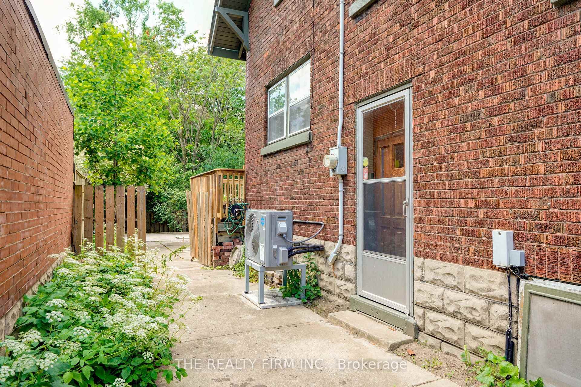 925 Maitland Street photo 24