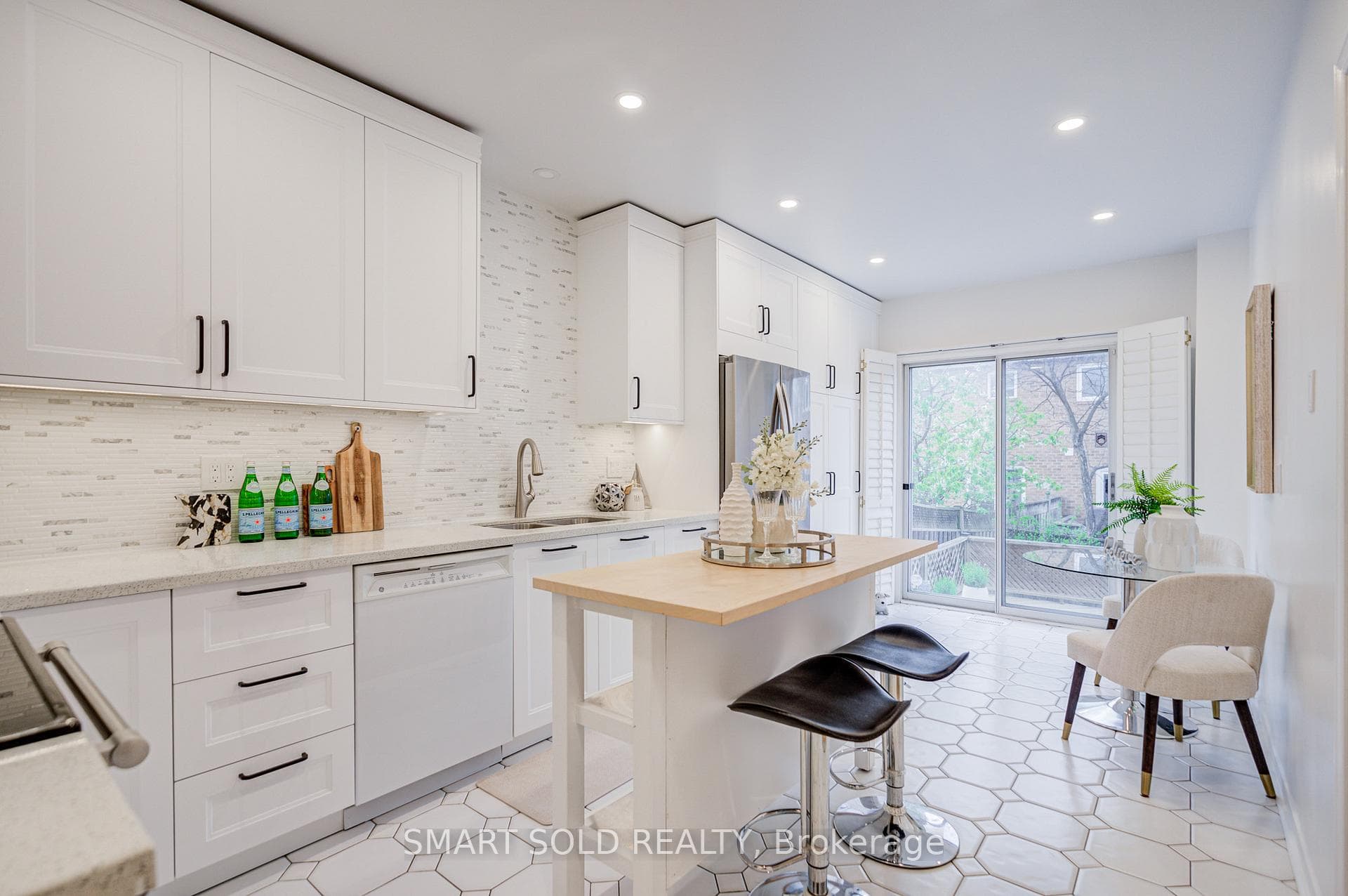 123 Thornway Avenue photo 8