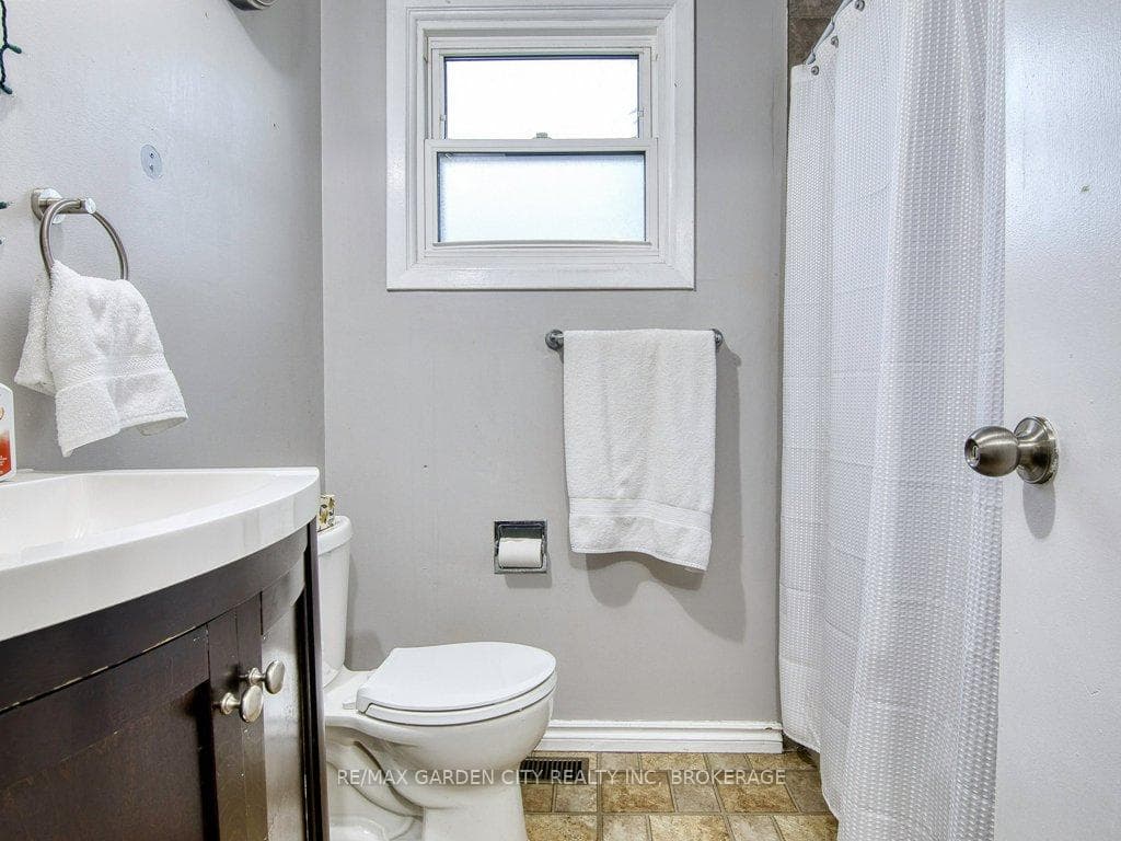 18 Prince Paul Crescent photo 16