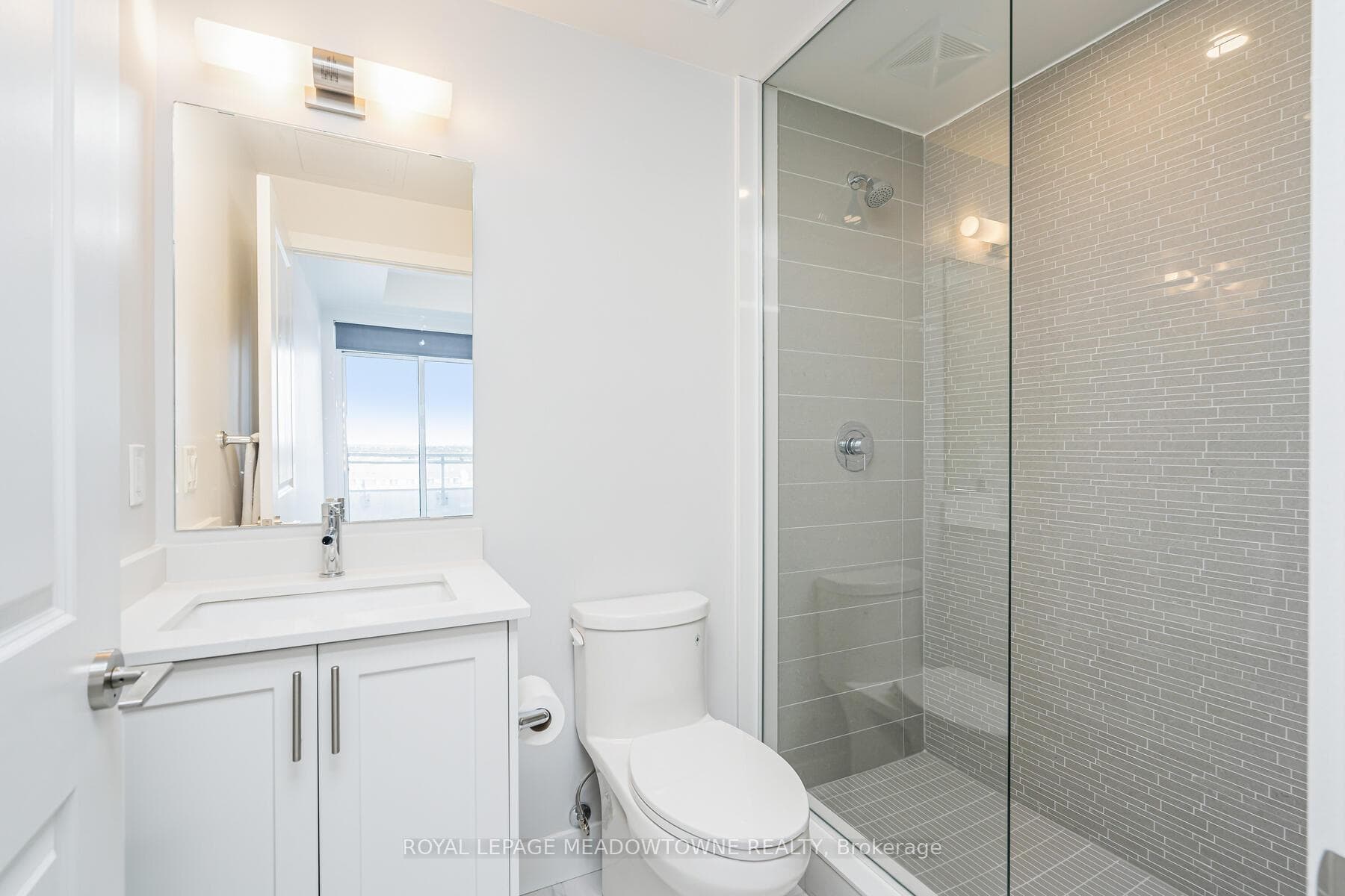 Convenient 3-piece ensuite bath