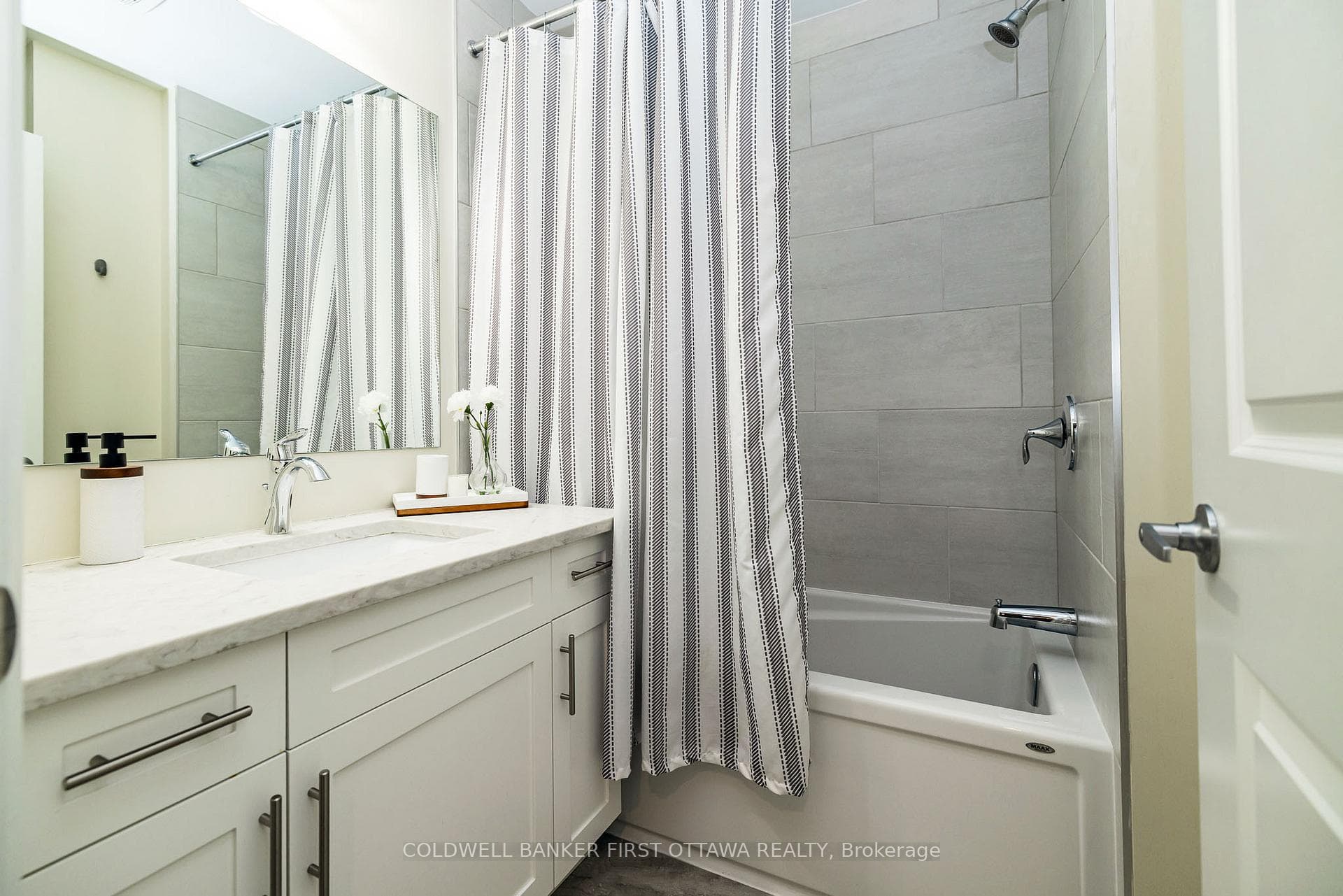 211 PURCHASE Crescent photo 31