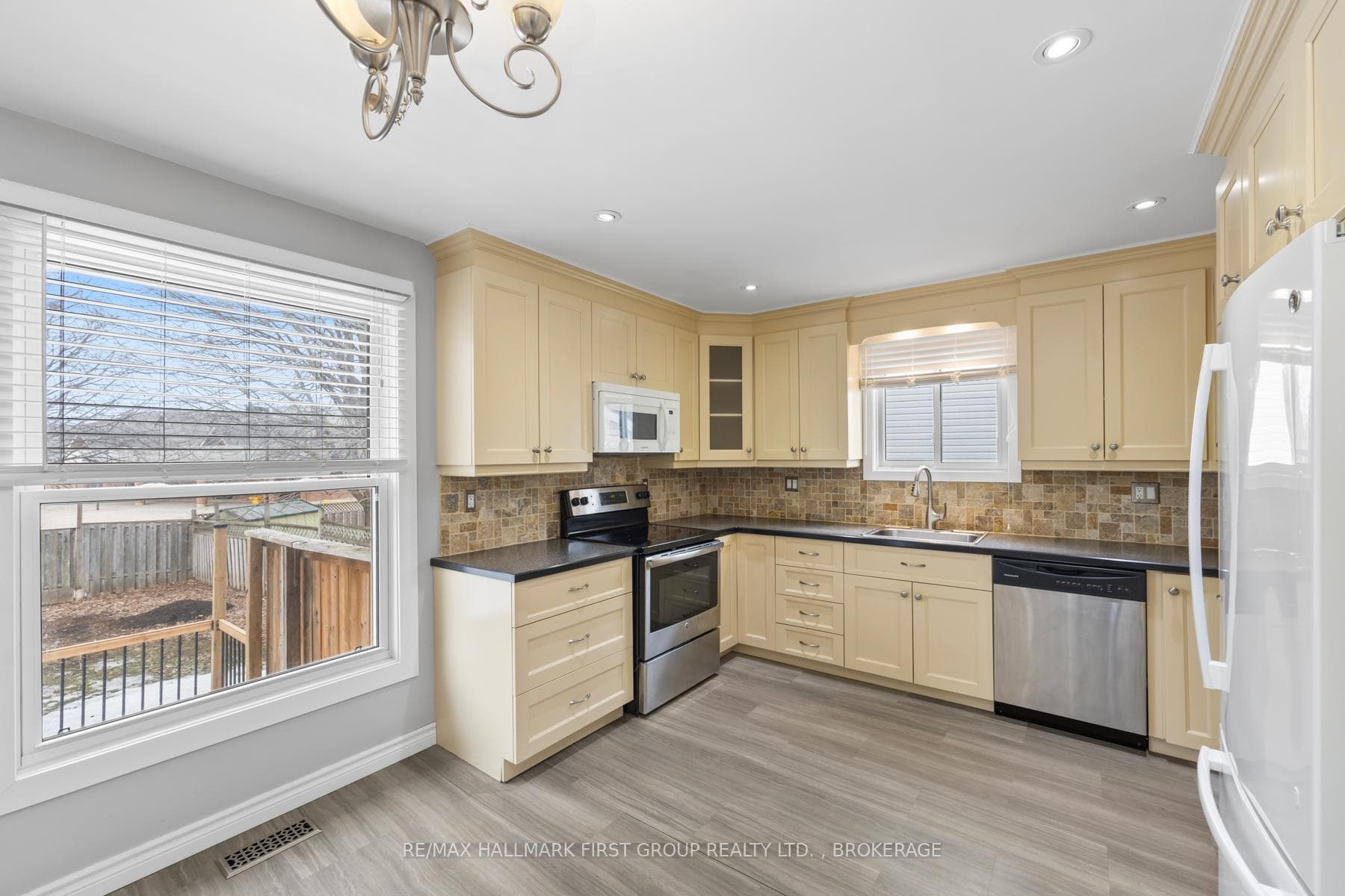 806 Cataraqui Woods Drive photo 8