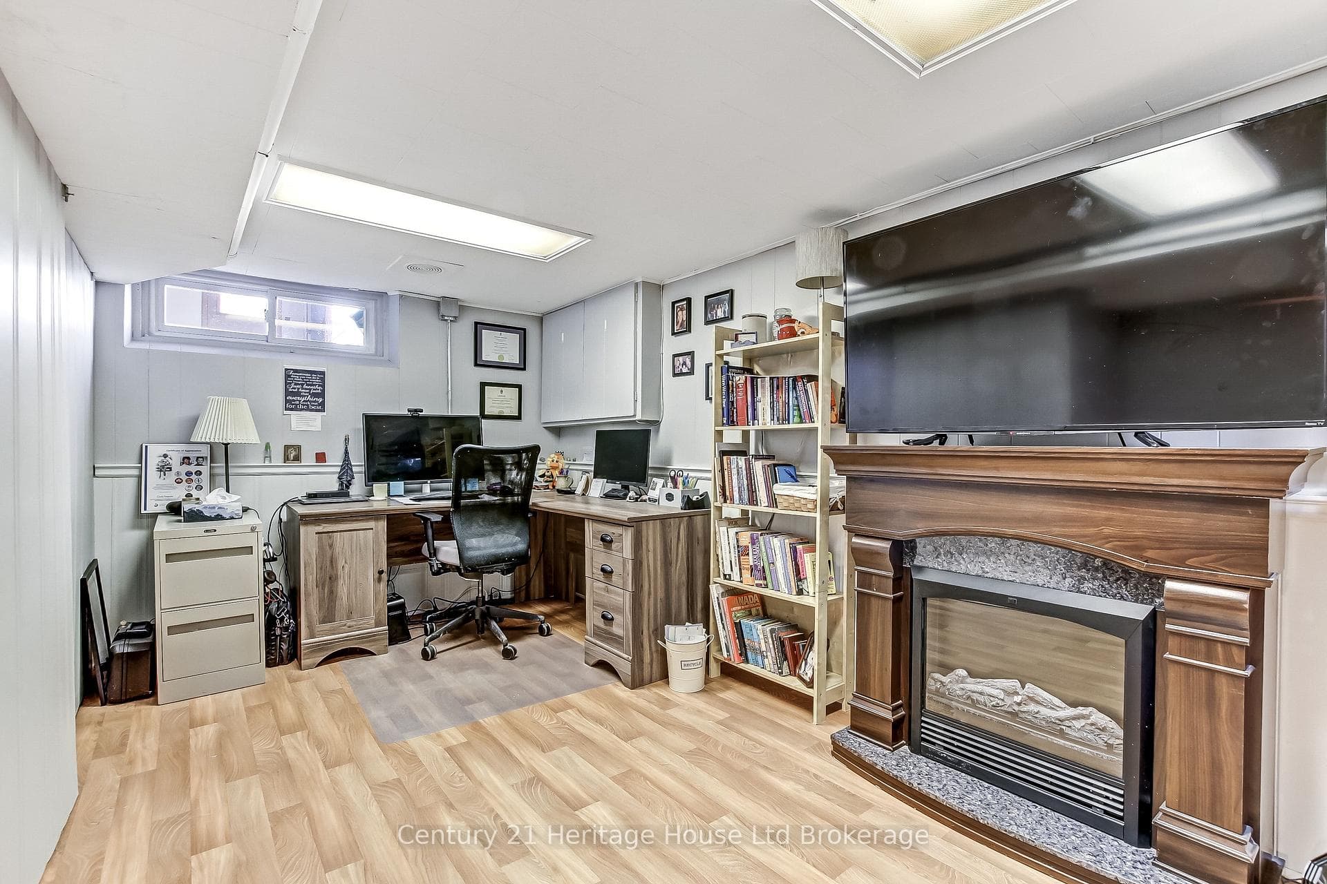 Office, den, extra room many possibilities