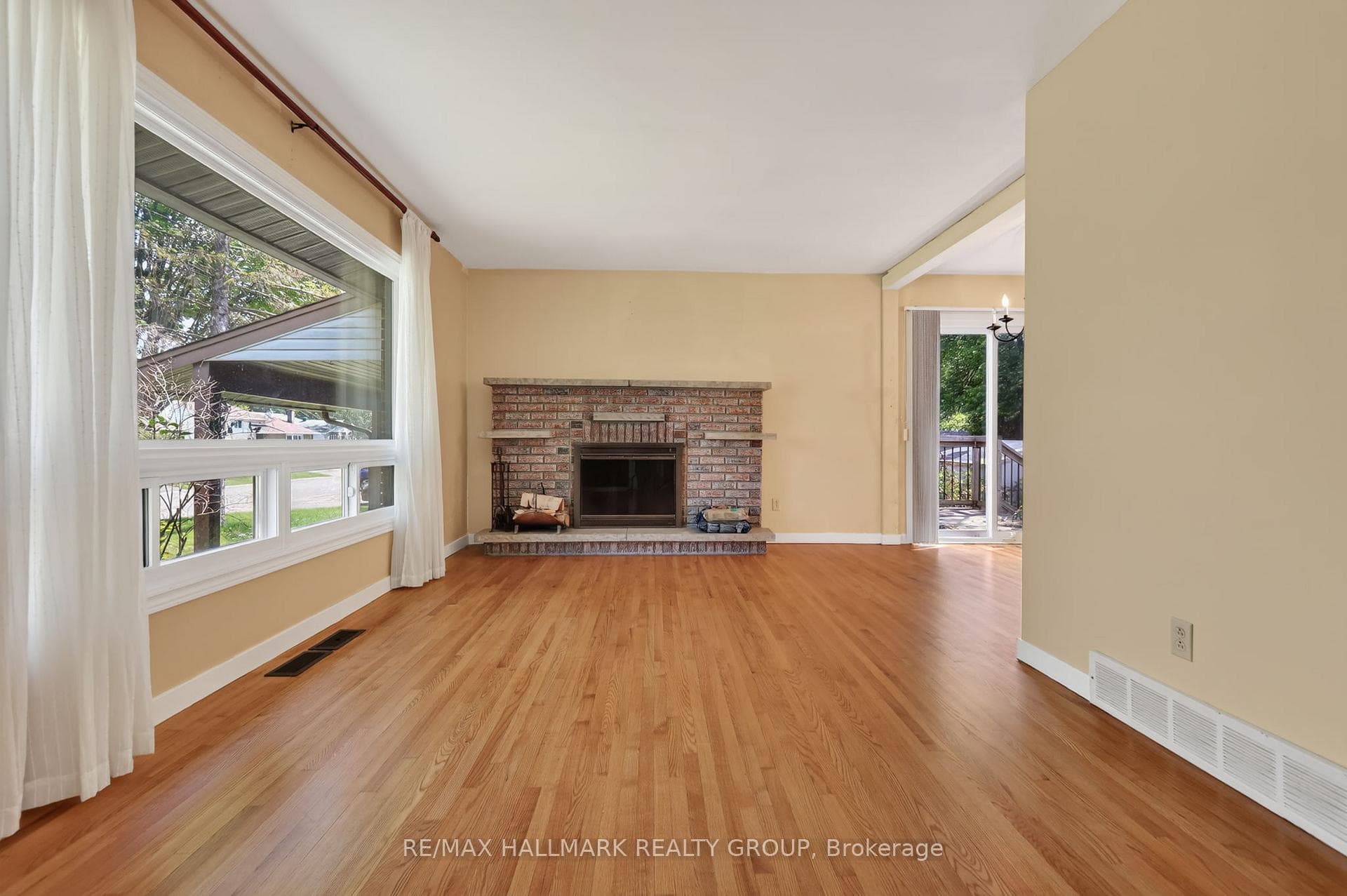 738 Stiles Crescent photo 5