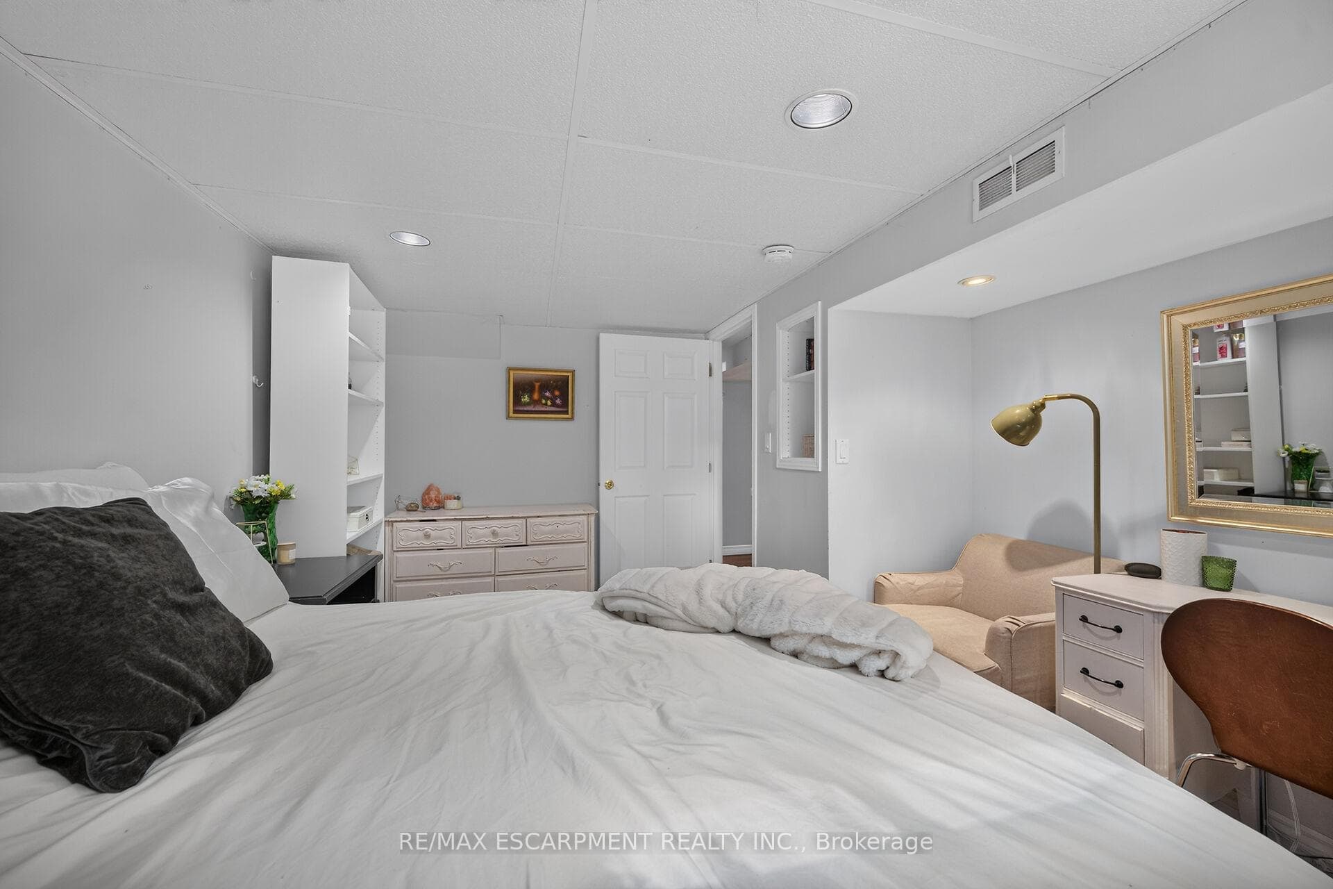 251 Mackenzie Crescent photo 36