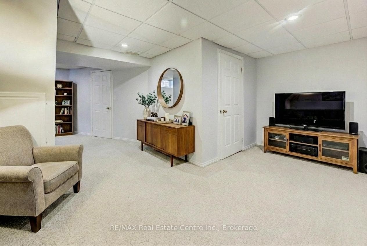 Flexible living space (virtually staged)