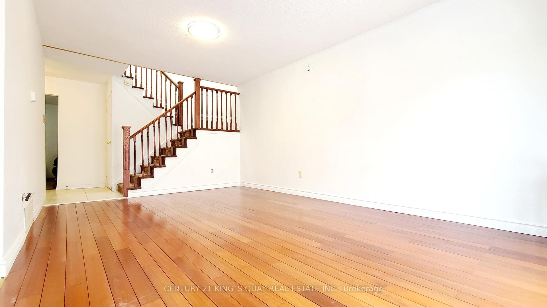 6 Cottsmore Crescent photo 2