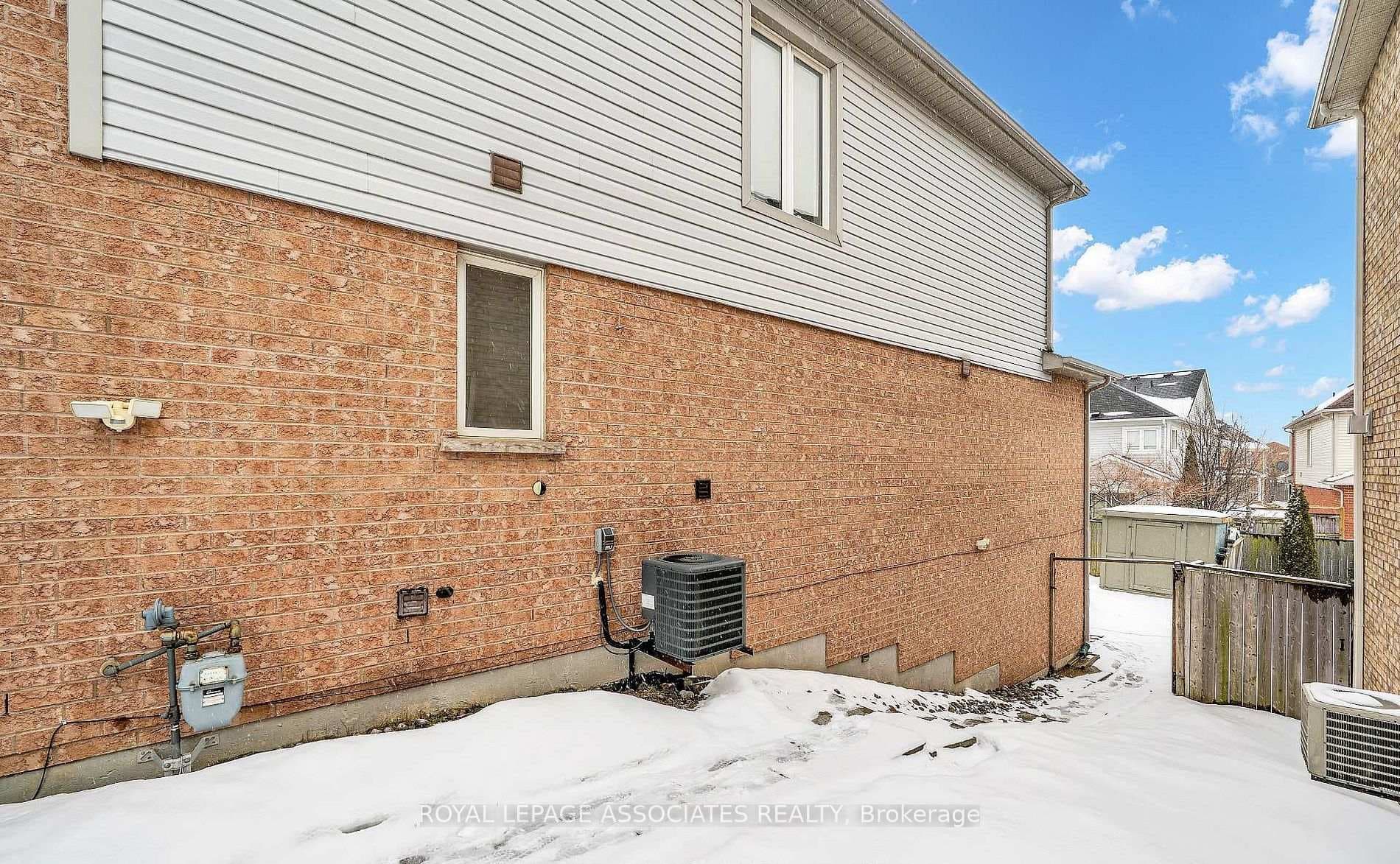 164 Dewell Crescent photo 27