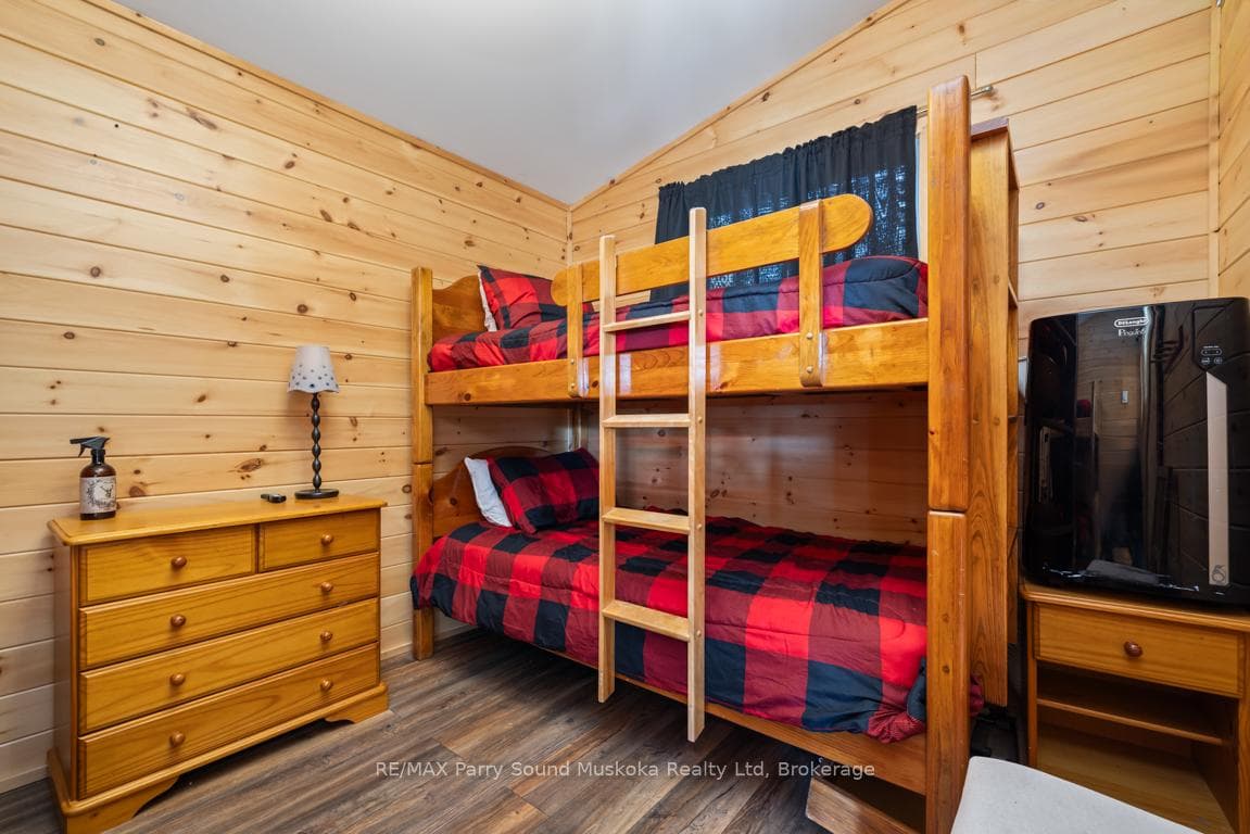 Second bedroom, ideal for children and guests.