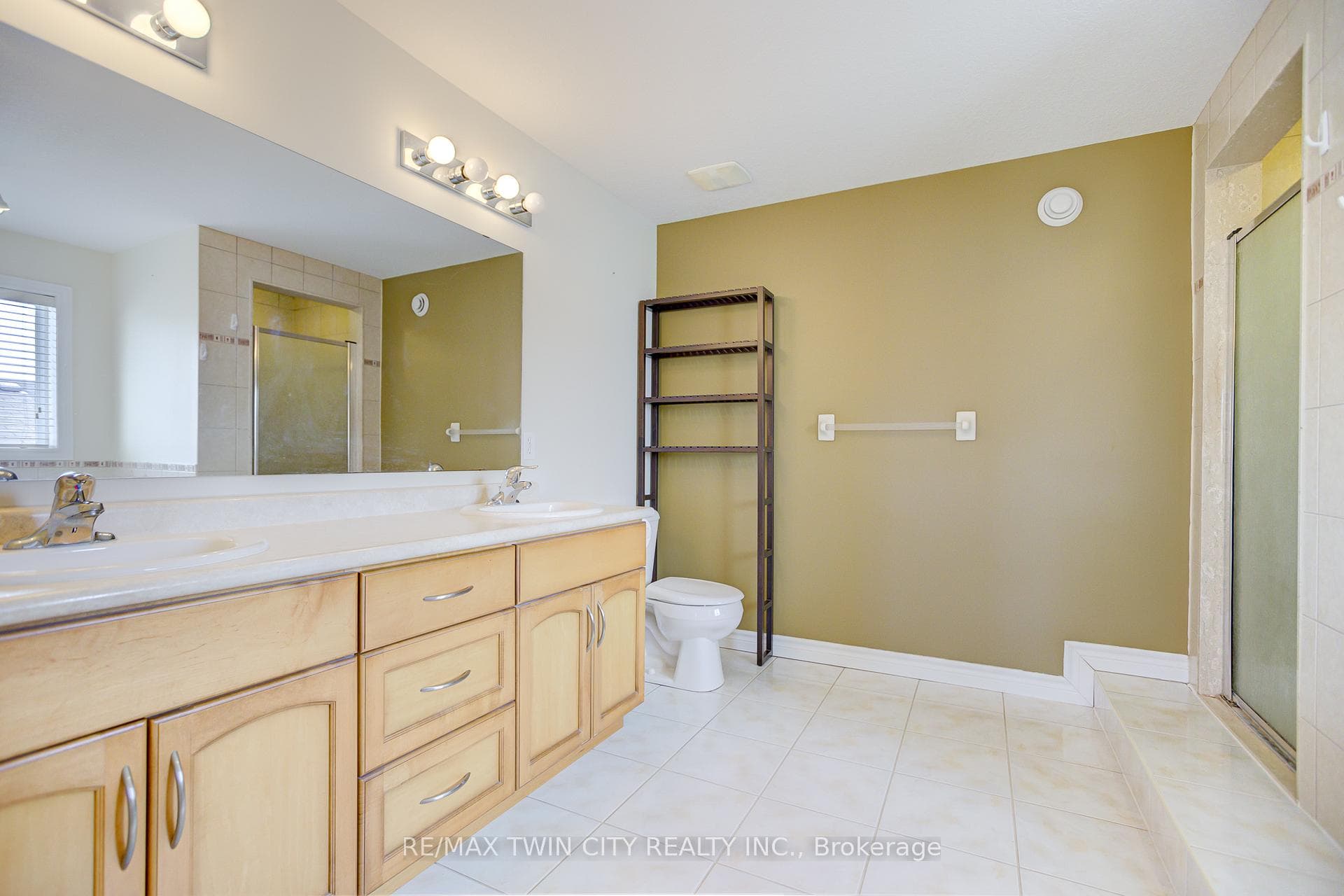 106 Country Clair Street photo 19