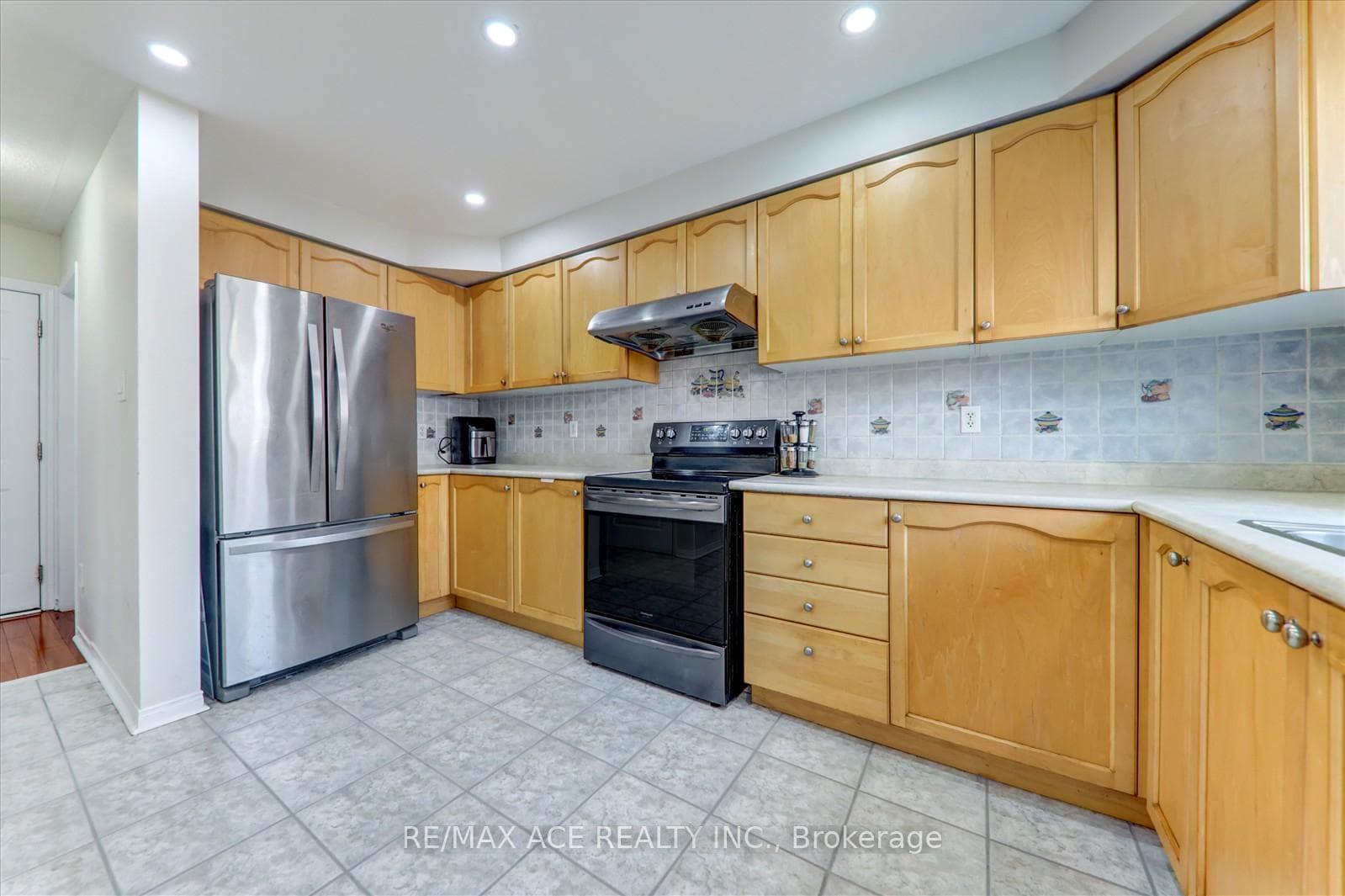 7 Glacier Crescent photo 15