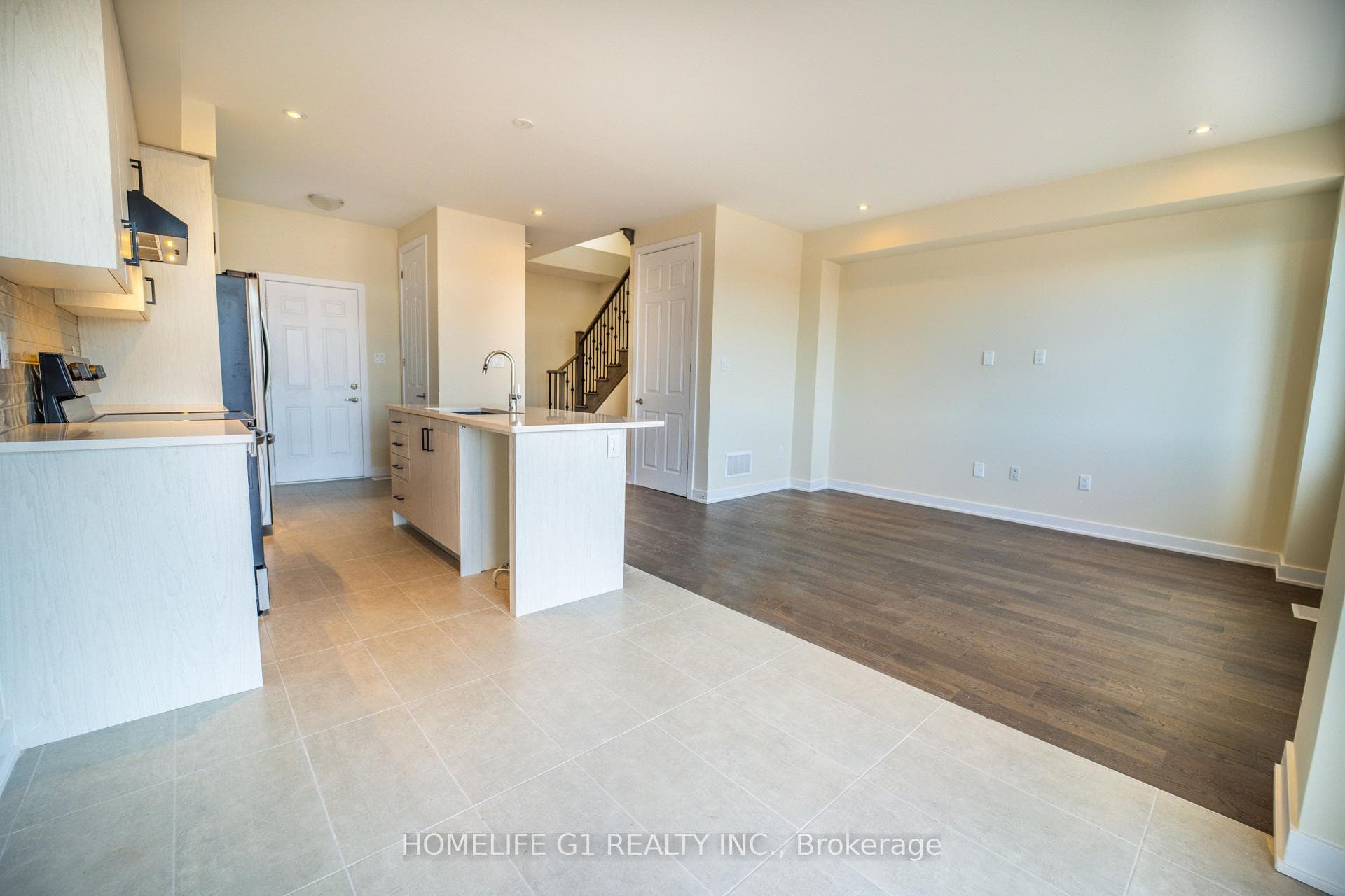 24 Rowlock Street photo 12